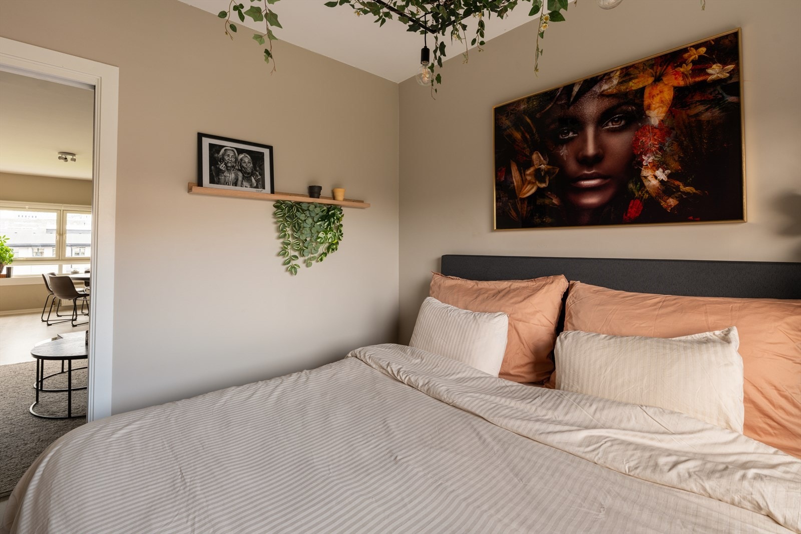 Leiligheten har 3 soverom som alle vender mot den skjermede og frodige bakgården Galleribilde