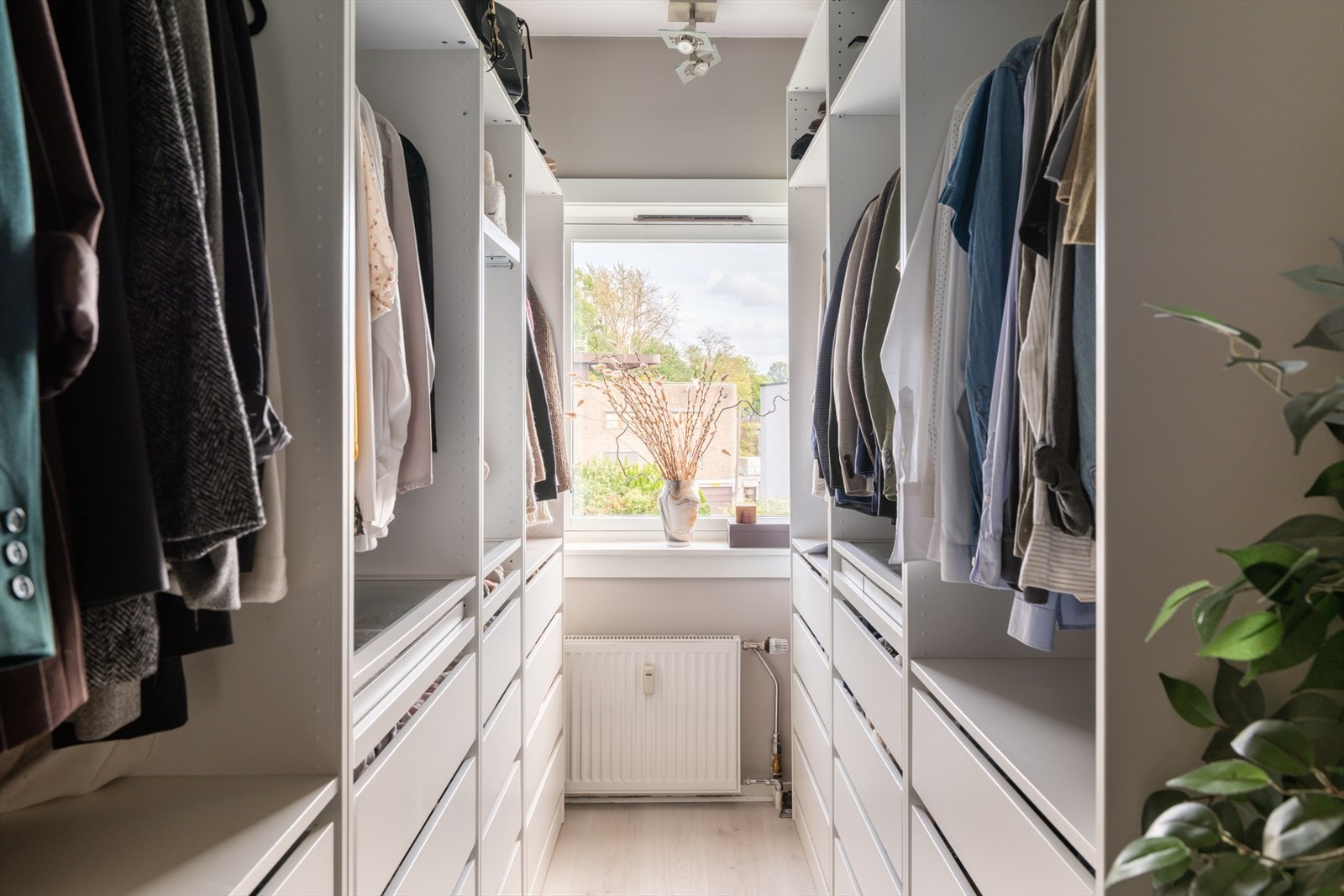Dagens eier har valg å innrede det siste soverommet som walk-in-garderobe. Galleribilde