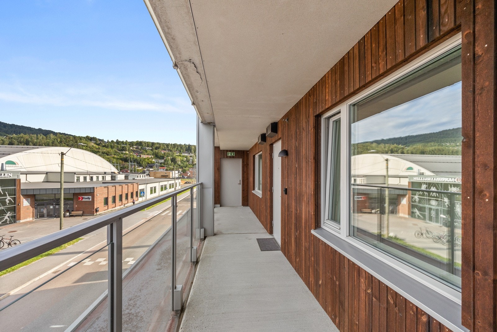 Leiligheten har adkomst via heis og felles svalgang. Galleribilde
