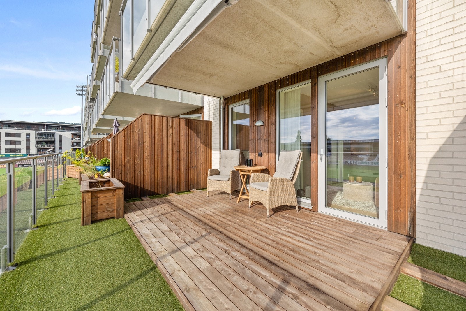 Stor, vestvendt uteplass vendt mot stadion. Galleribilde