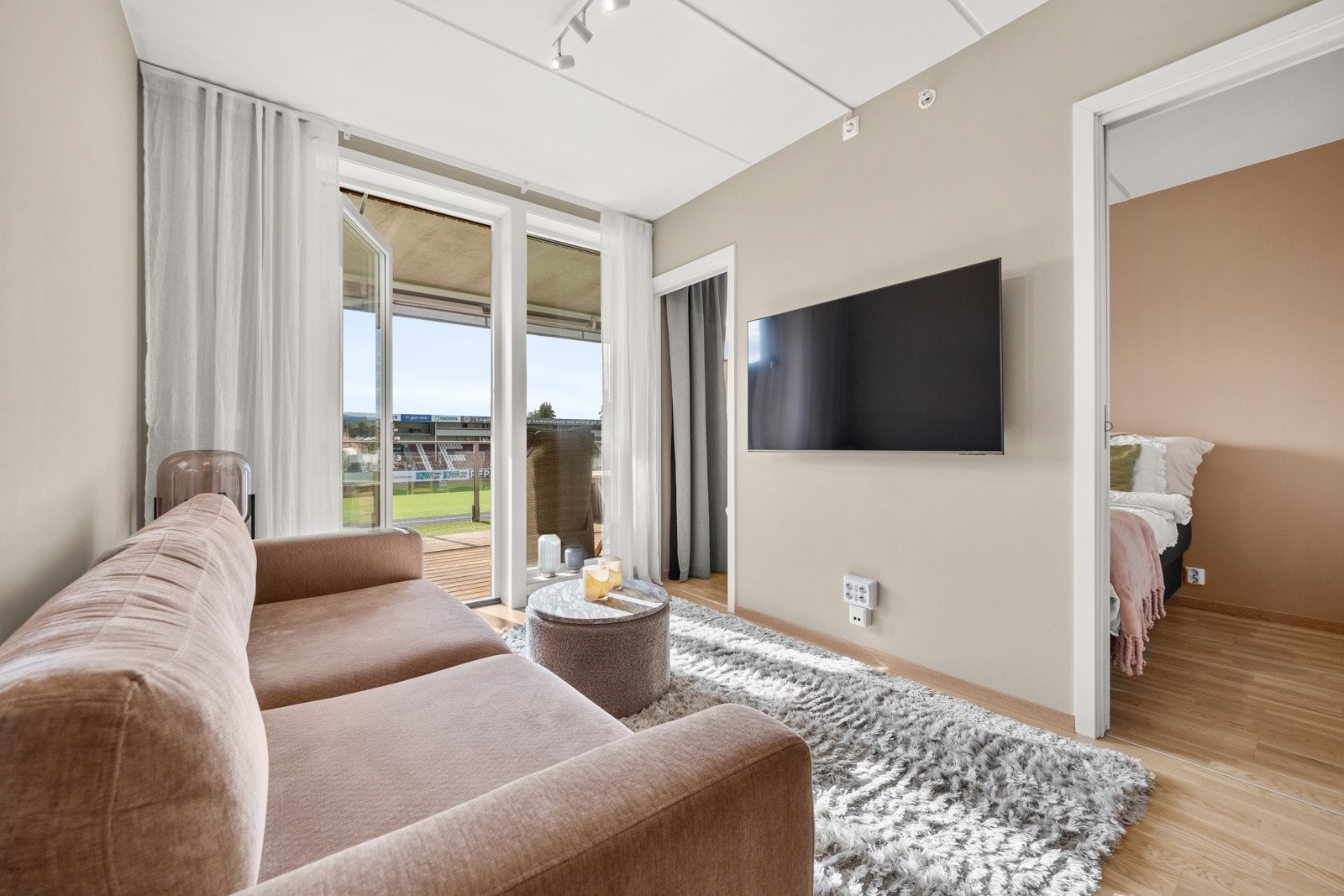 Gjennomgående parkettgulv i hele leiligheten og moderne interiør. Vannbåren gulvvarme. Galleribilde