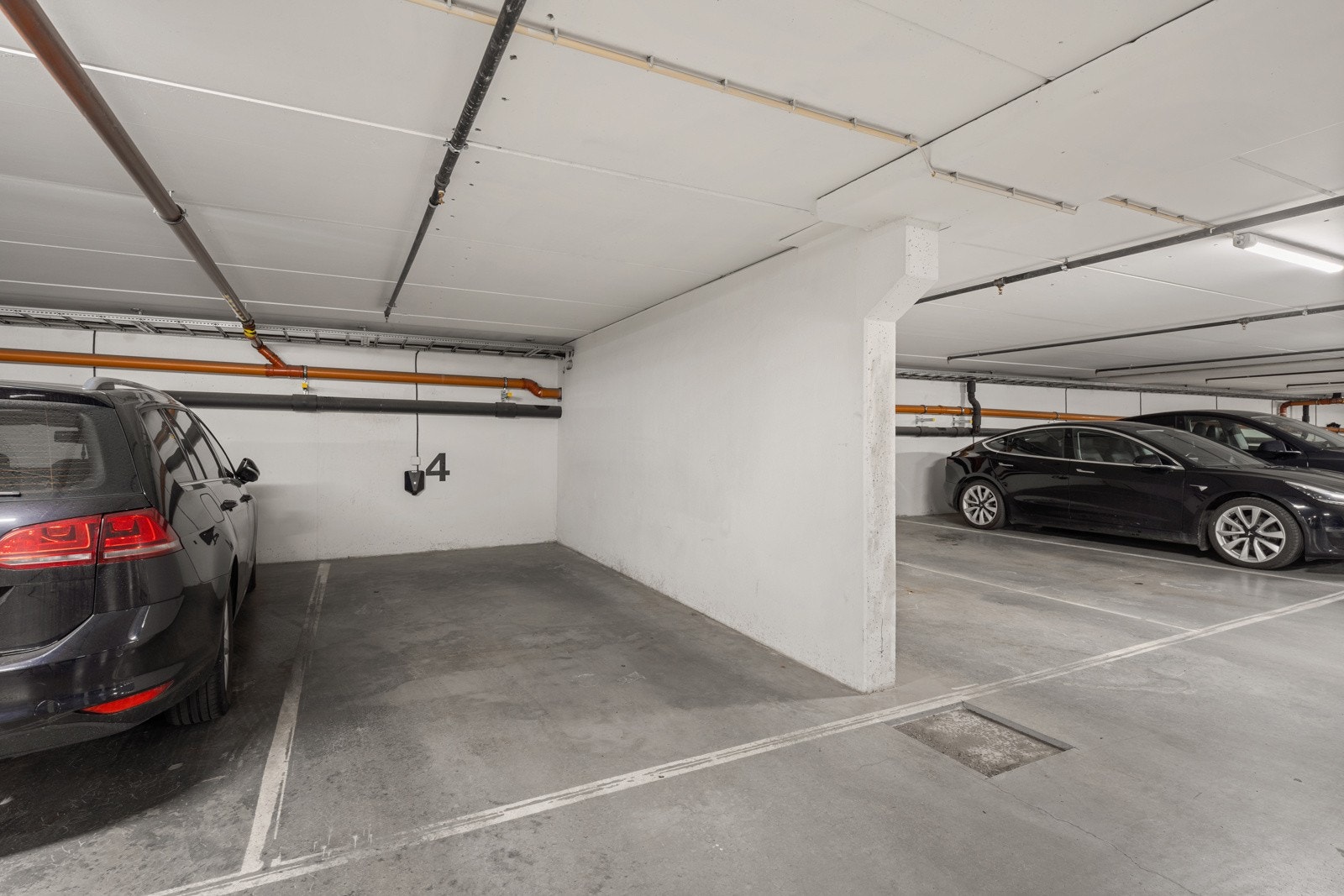 Fast garasjeplass med lader medfølger. Galleribilde