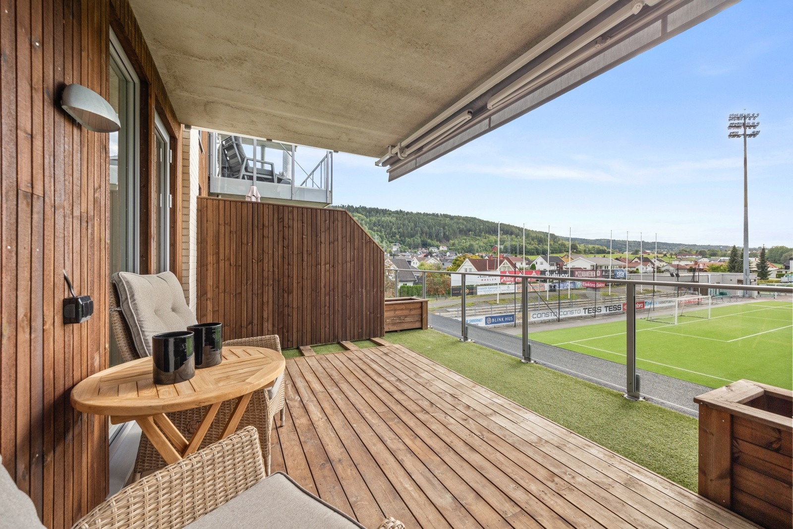 Terrassen har delvis takoverbygg, markise og levegger mot naboene. Galleribilde