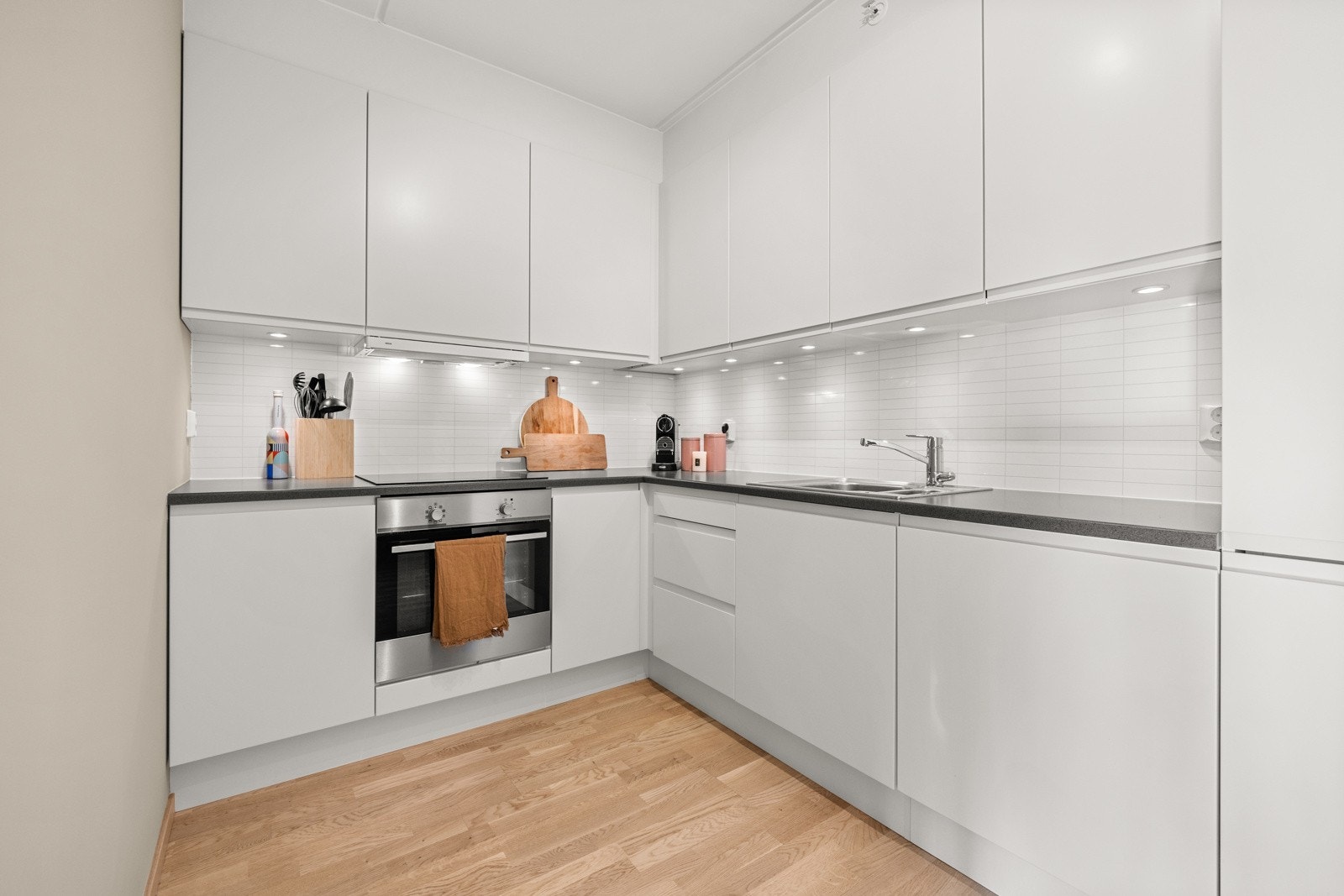 Tidsriktig og pent kjøkken med helintegrerte hvitevarer. Galleribilde