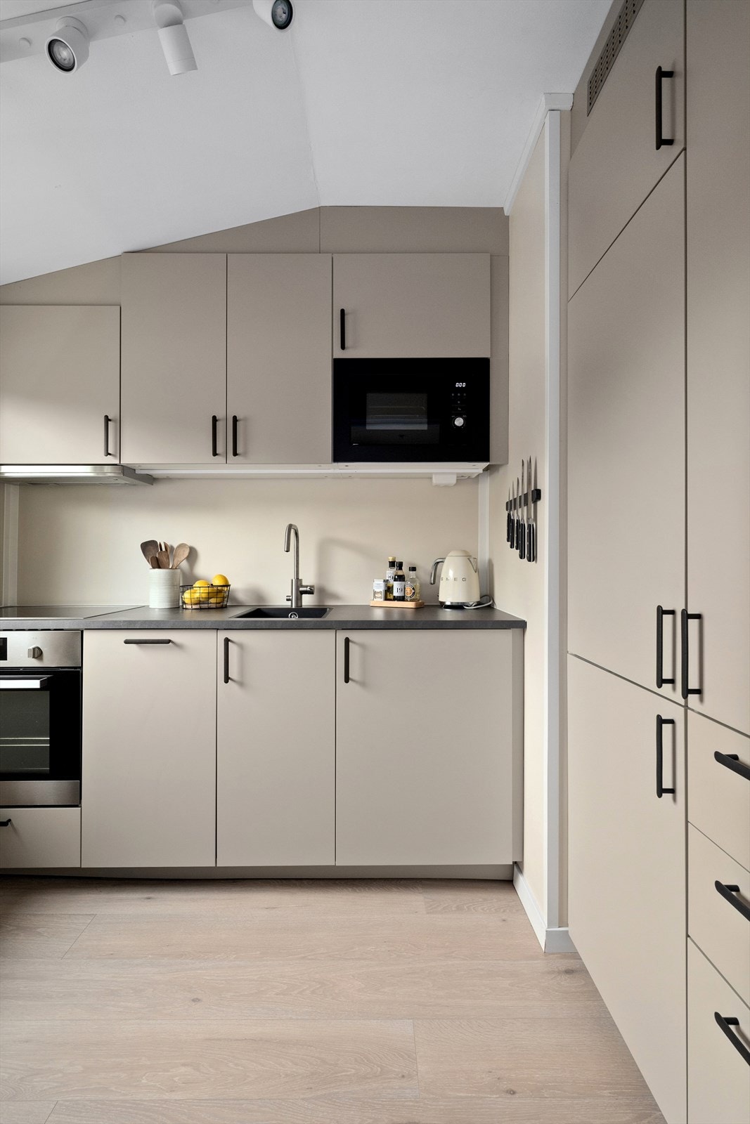 Praktisk og moderene kjøkken fra Ikea. Galleribilde