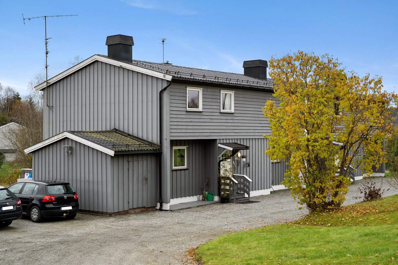 Inngang via felles trapperom. Galleribilde