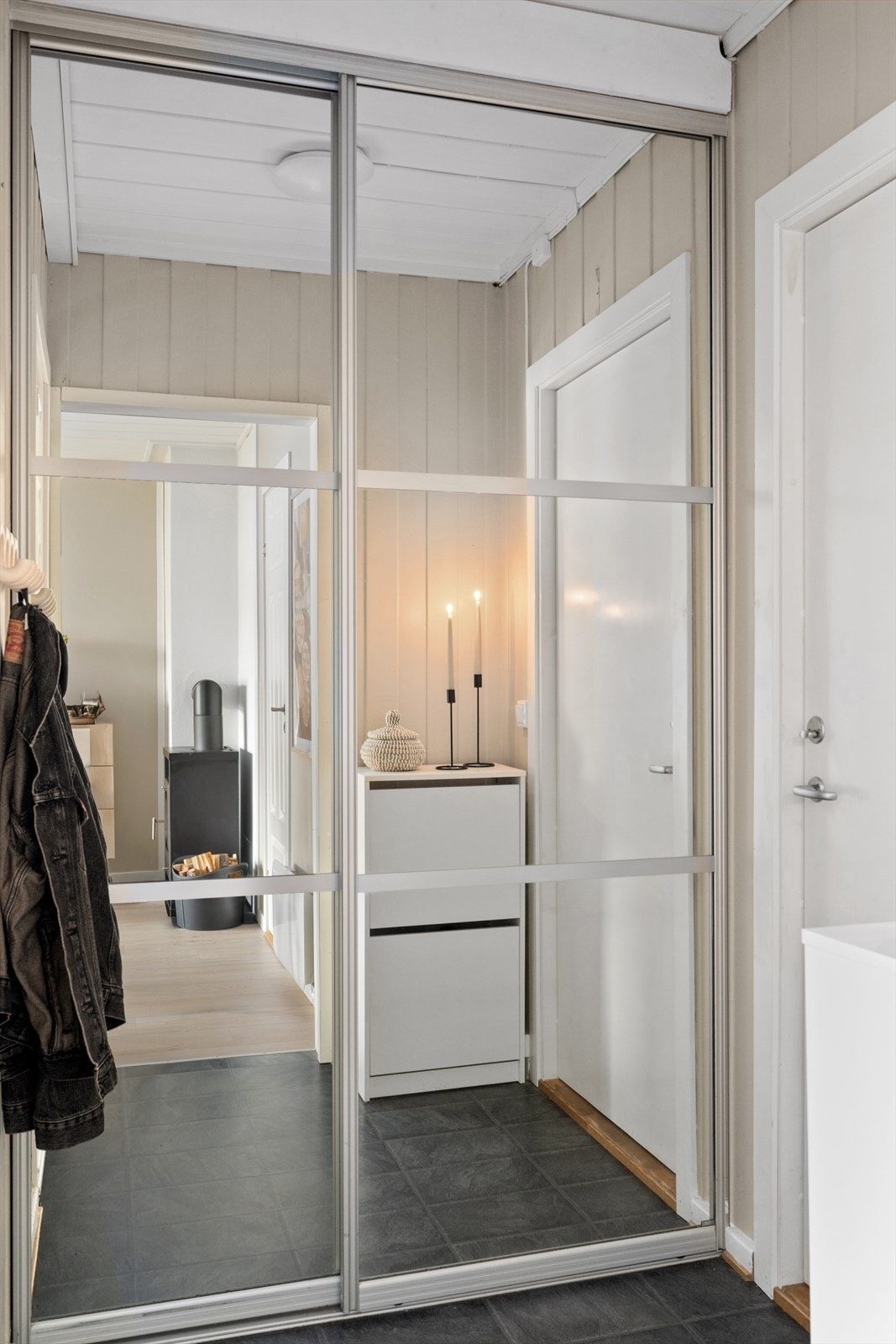 Gang med garderobeløsning. Galleribilde