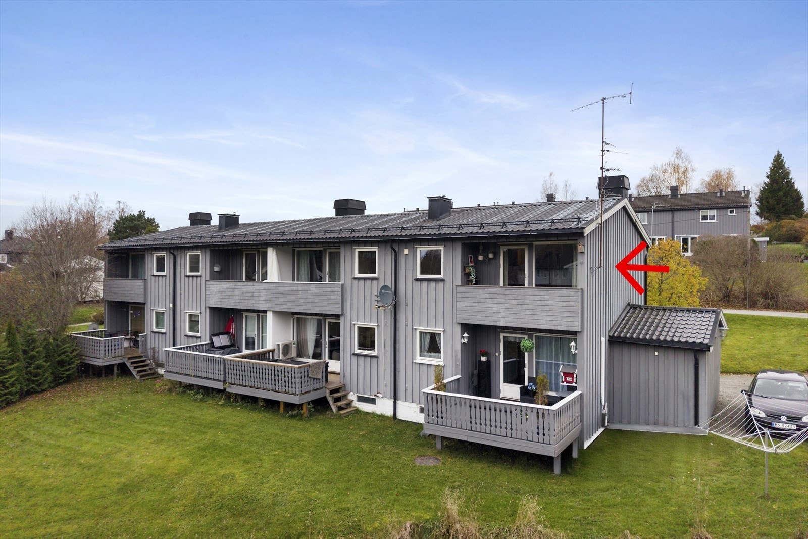 Boligen ligger skjermet og fint til i 2.etg. Galleribilde