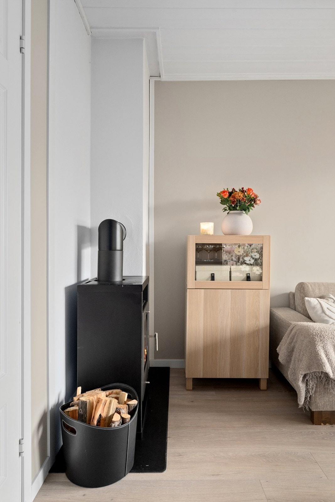 Stue med vedovn. Galleribilde