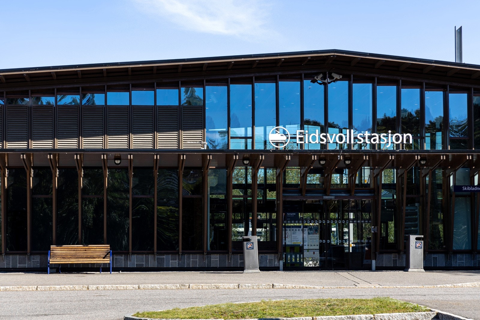 Kort veg til offentlig kommunikasjon via både buss og tog. Galleribilde