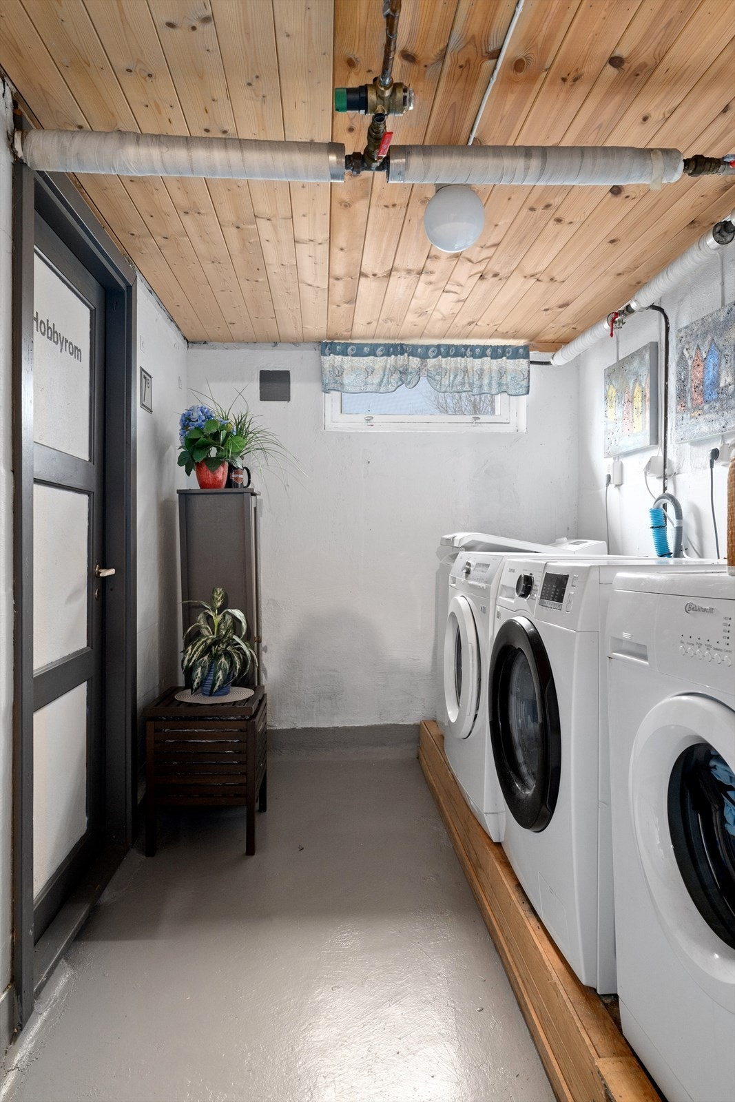 Felles vaskerom og bod i kjelleren. Boligen disponerer også to egne boder. Galleribilde