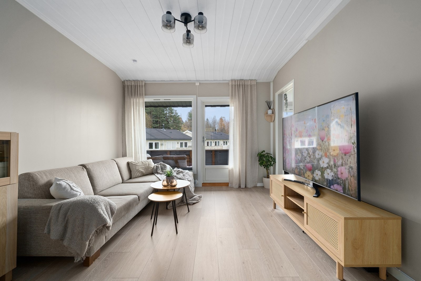 Lyst og moderne stue med store vindusflater og utgang til terrasse. Galleribilde