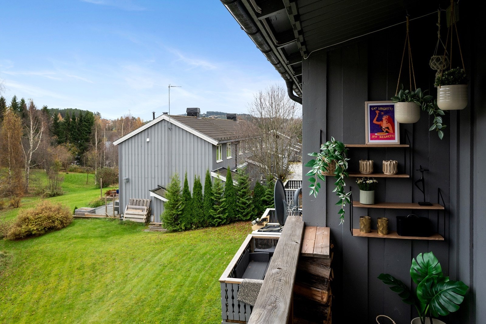 Fra balkongen har du flott utsikt over fellesområdet. Galleribilde