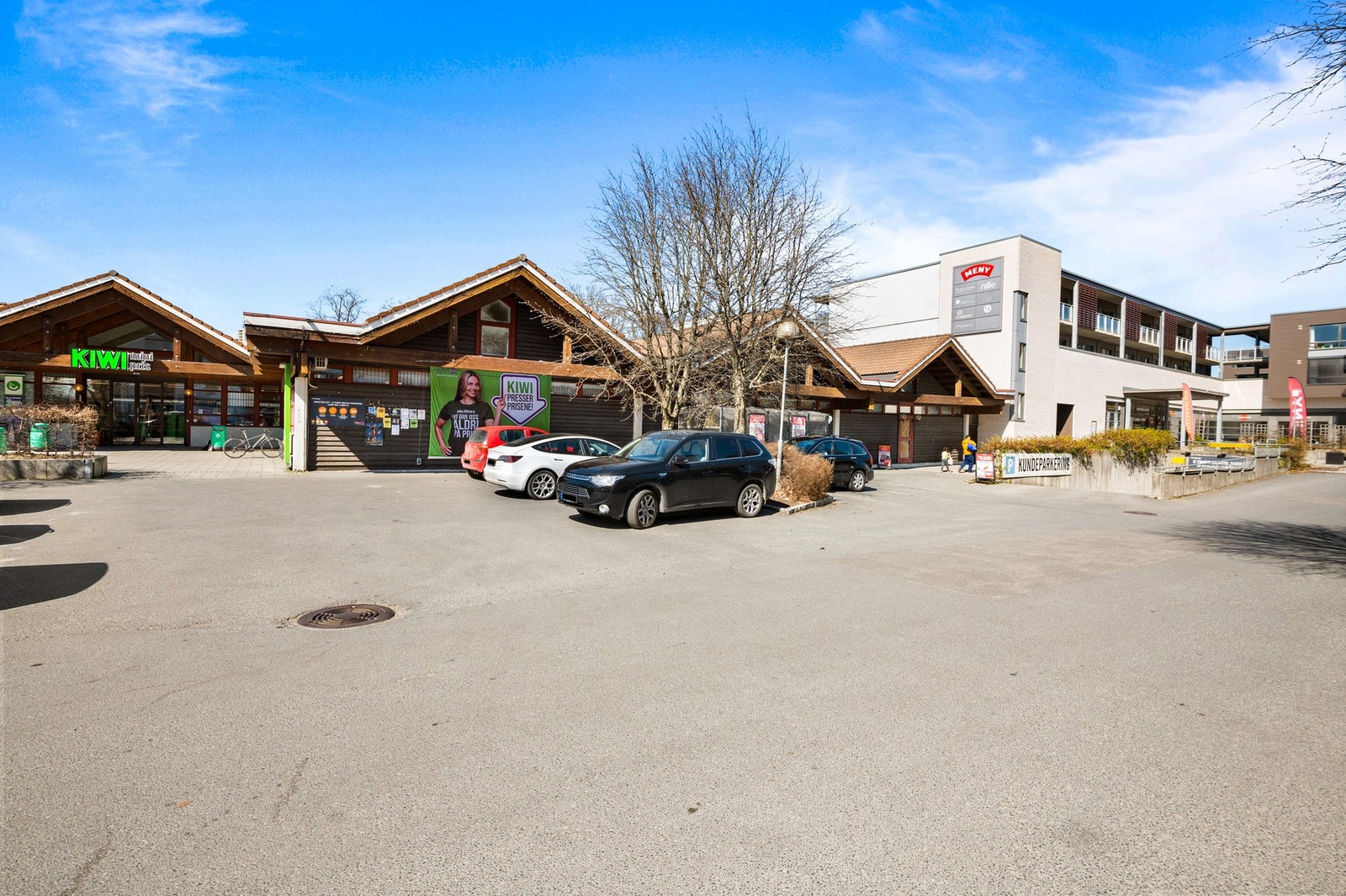 Nærområdet byr på det man trenger av nødvendige fasiliteter kun 2 minutter unna, her Vøyenenga senter og dagligvarebutikken Kiwi Galleribilde