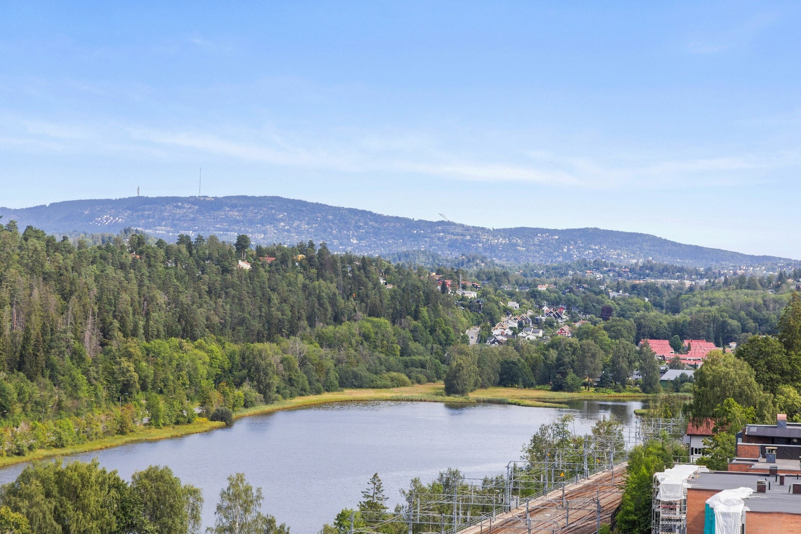 Utsikt mot bla. Engervannet og Holmenkollen Galleribilde