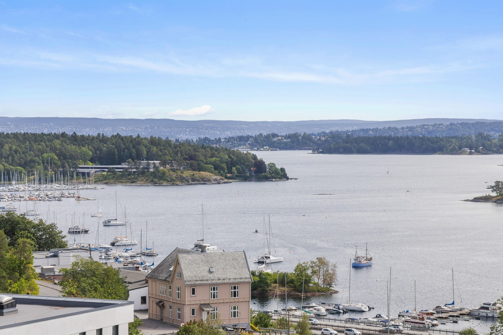 Fra balkong og soverom ser man også mot Oslofjorden, Sandviksbukta Galleribilde