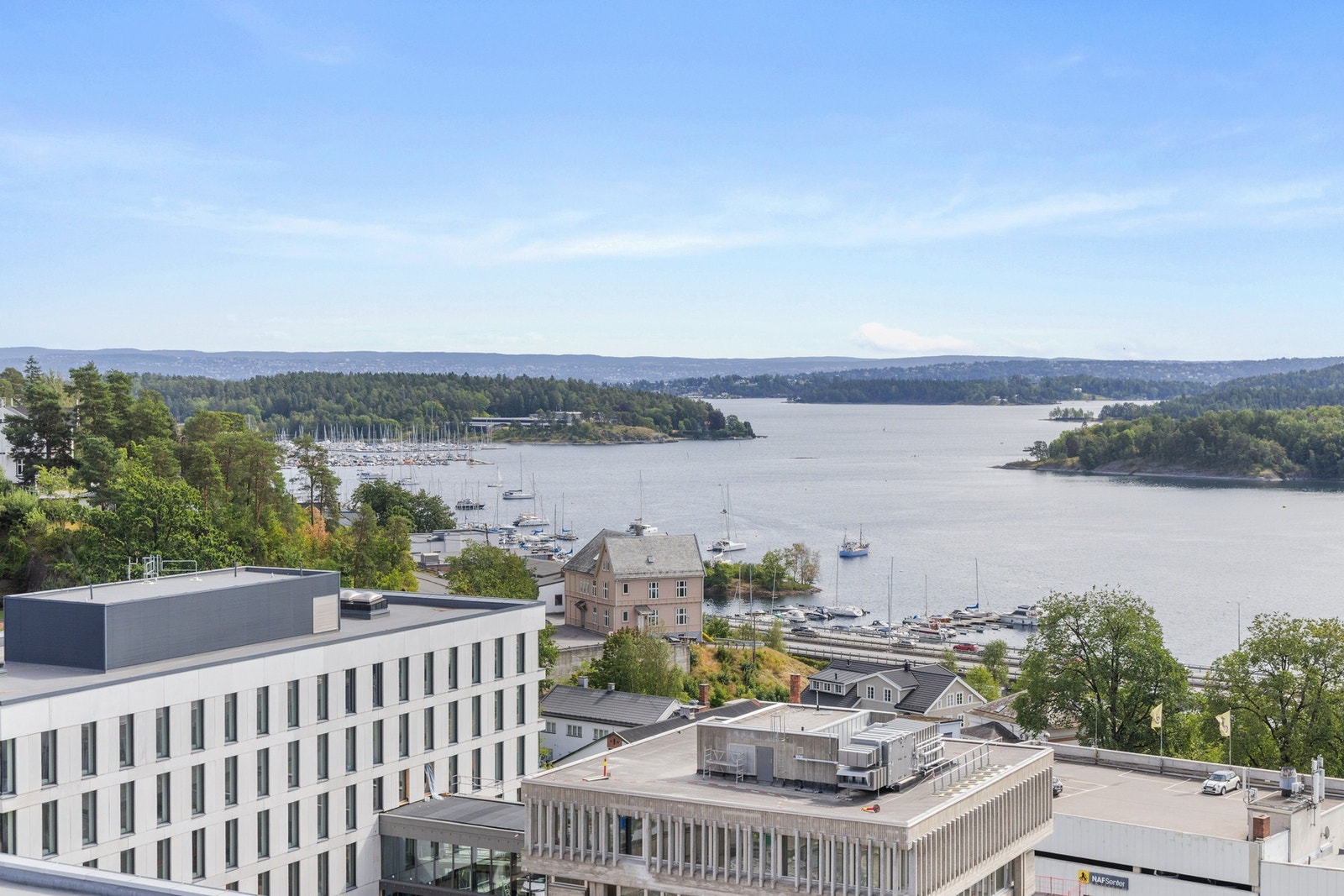 Fra balkong og soverom ser man også mot Oslofjorden, Sandviksbukta Galleribilde