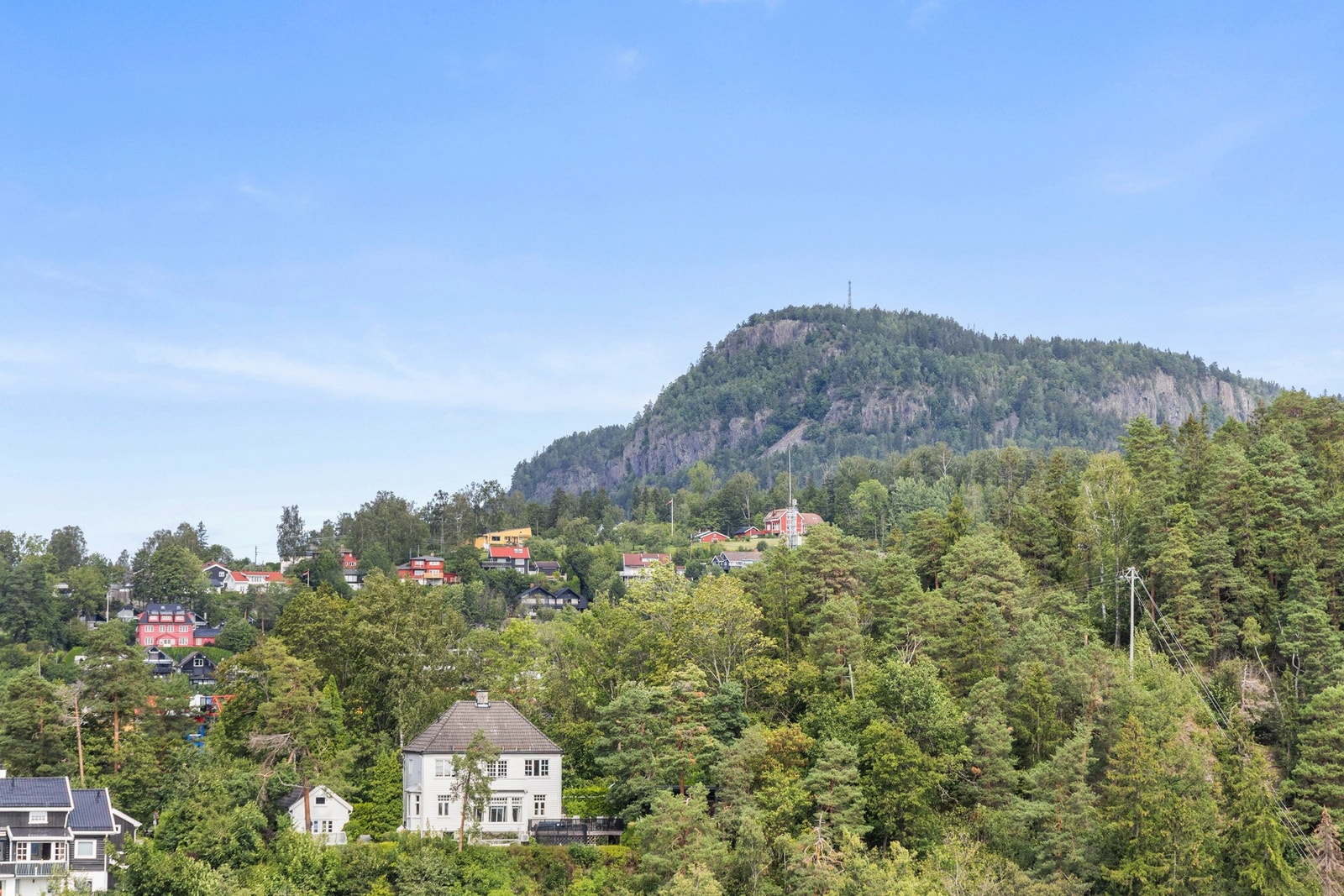 Fra stue og balkong er det utsikt mot Kolsåstoppen Galleribilde