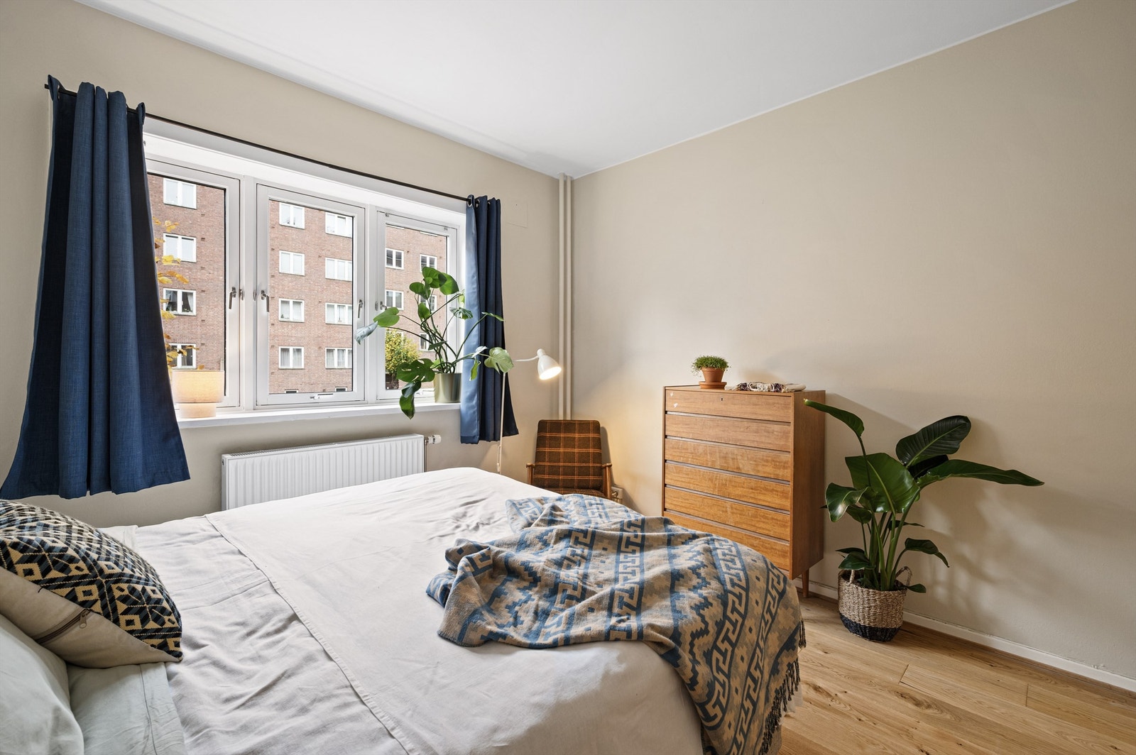 Rommet er holdt i duse og behagelige nyanser - perfekte for soverommet. Galleribilde