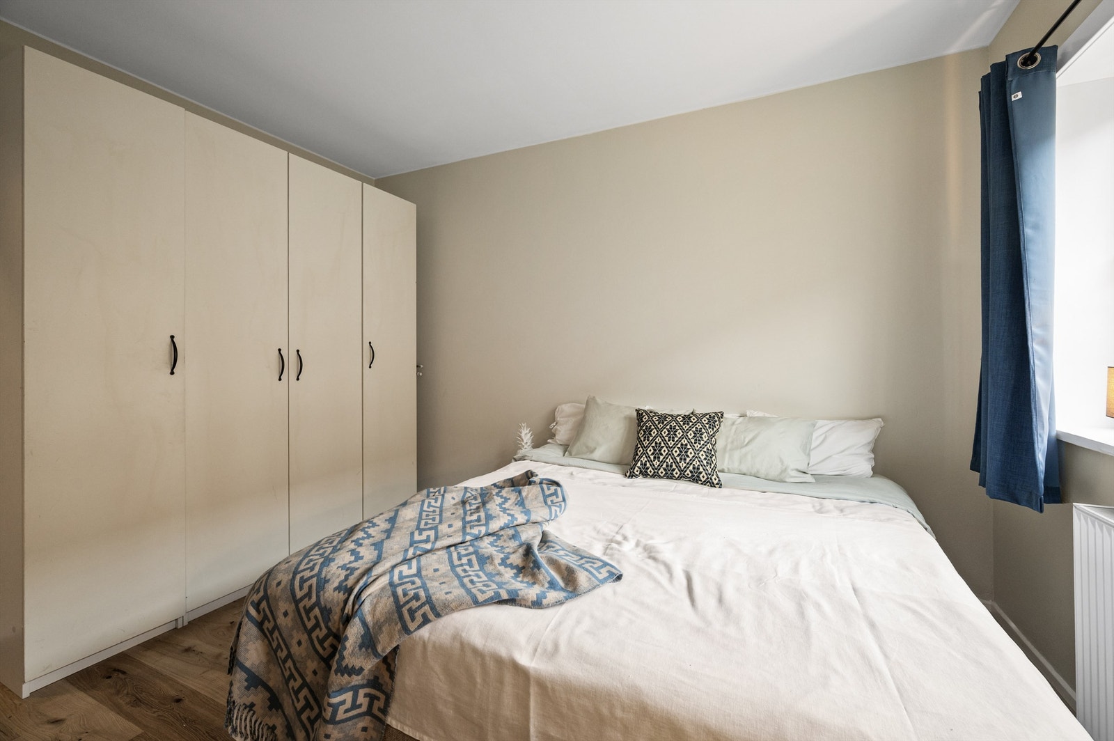 Det er rikelig med oppbevaringsplass i et romslig garderobeskap. Galleribilde