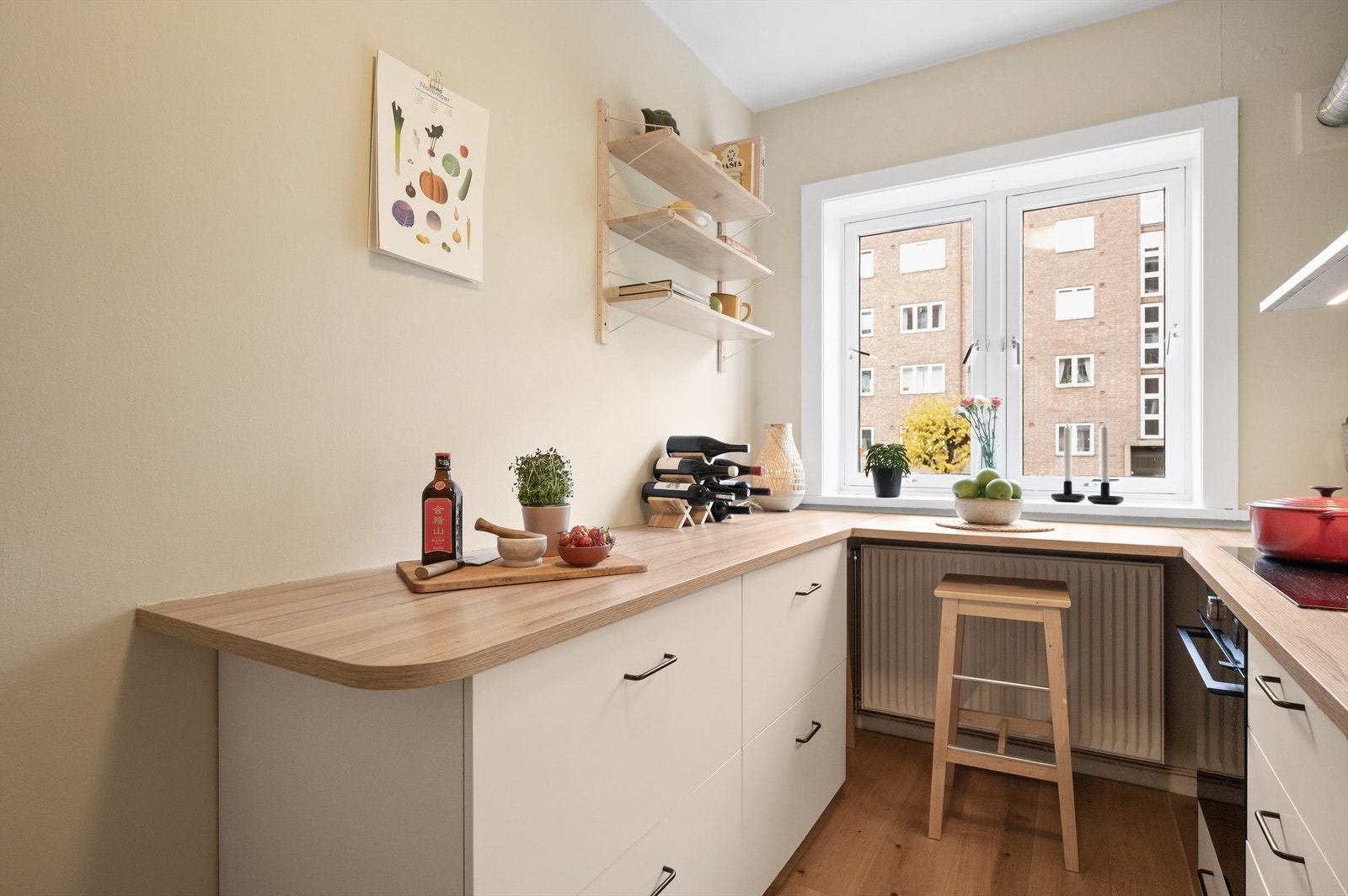 Funksjonelt kjøkken, oppgradert i 2018. Det er rikelig med oppbevaringsplass i både skuffer og skap. Den gode benkeplassen gjør matlagingen enkel. Galleribilde