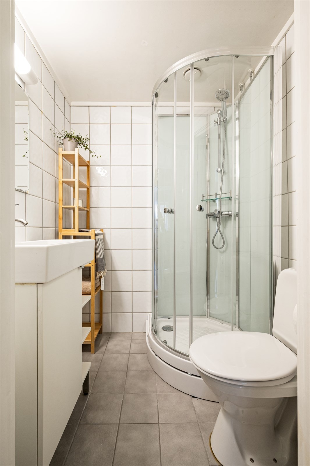 Videre har badet toalett og dusjkabinett. Rommet har naturlig ventilasjon. Galleribilde