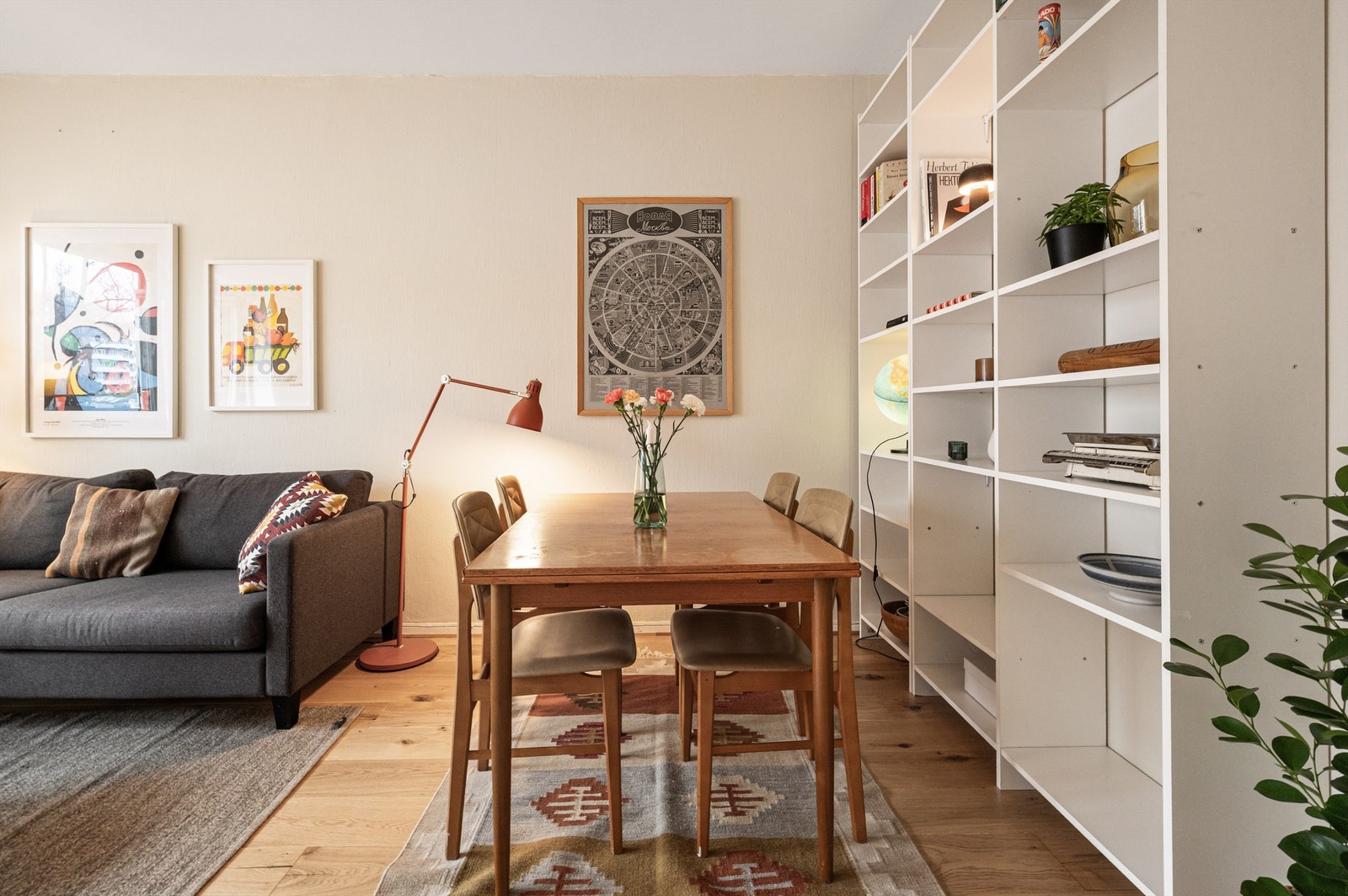 Det er også god plass til å innrede med et spisebord der venner og familie kan inviteres på middag. Galleribilde