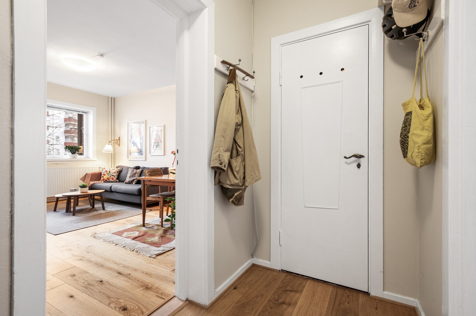 Velkommen inn! Leilighetens entré er lys og innbydende og gir et godt førsteinntrykk av boligen Galleribilde