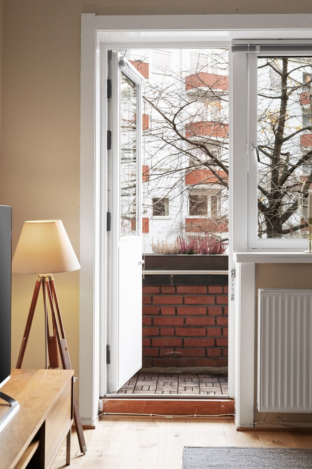 Fra stuen kommer du ut til leilighetens herlige balkong. Galleribilde