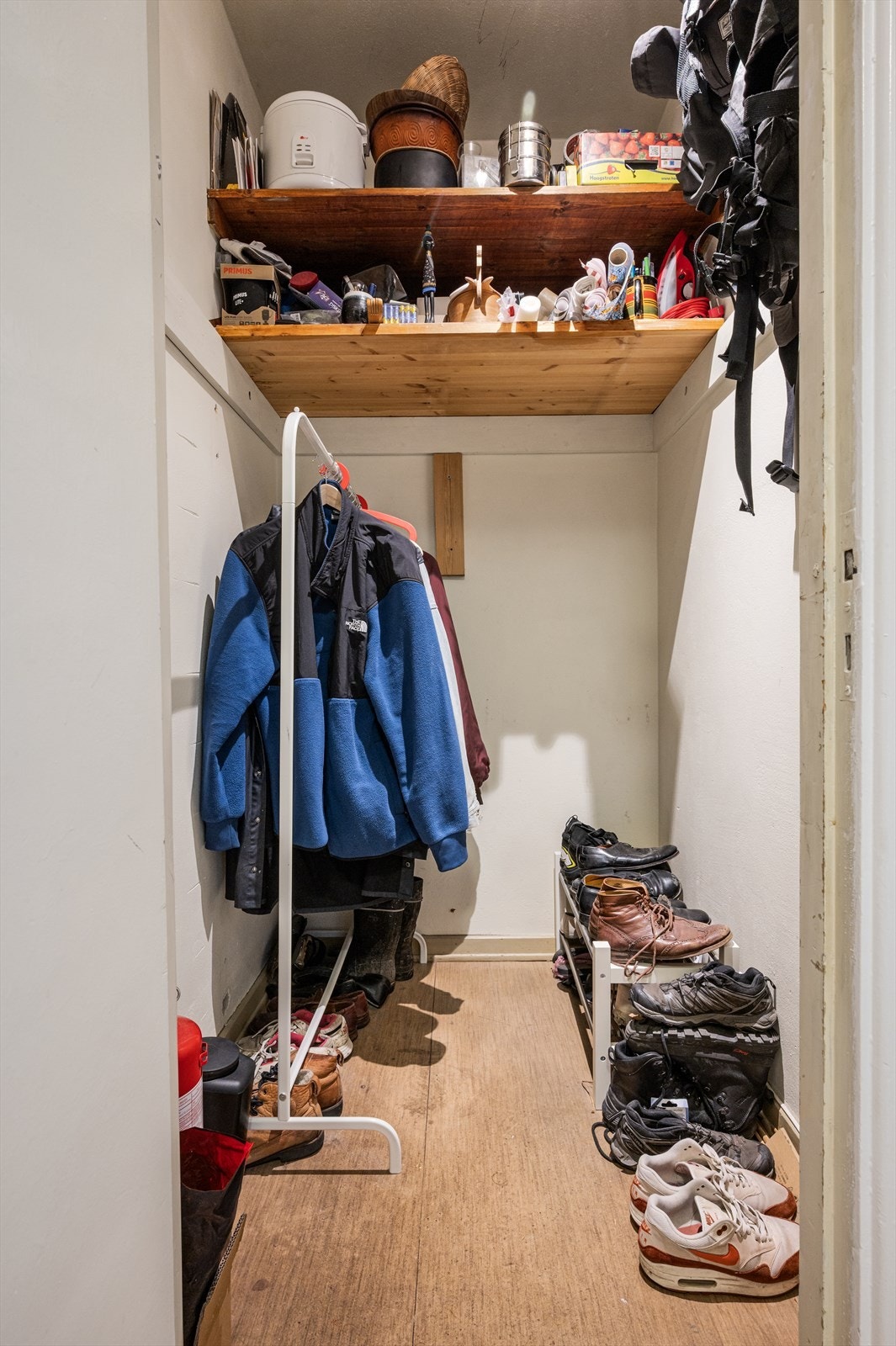 Praktisk bod med ekstra oppbevaring i entré Galleribilde