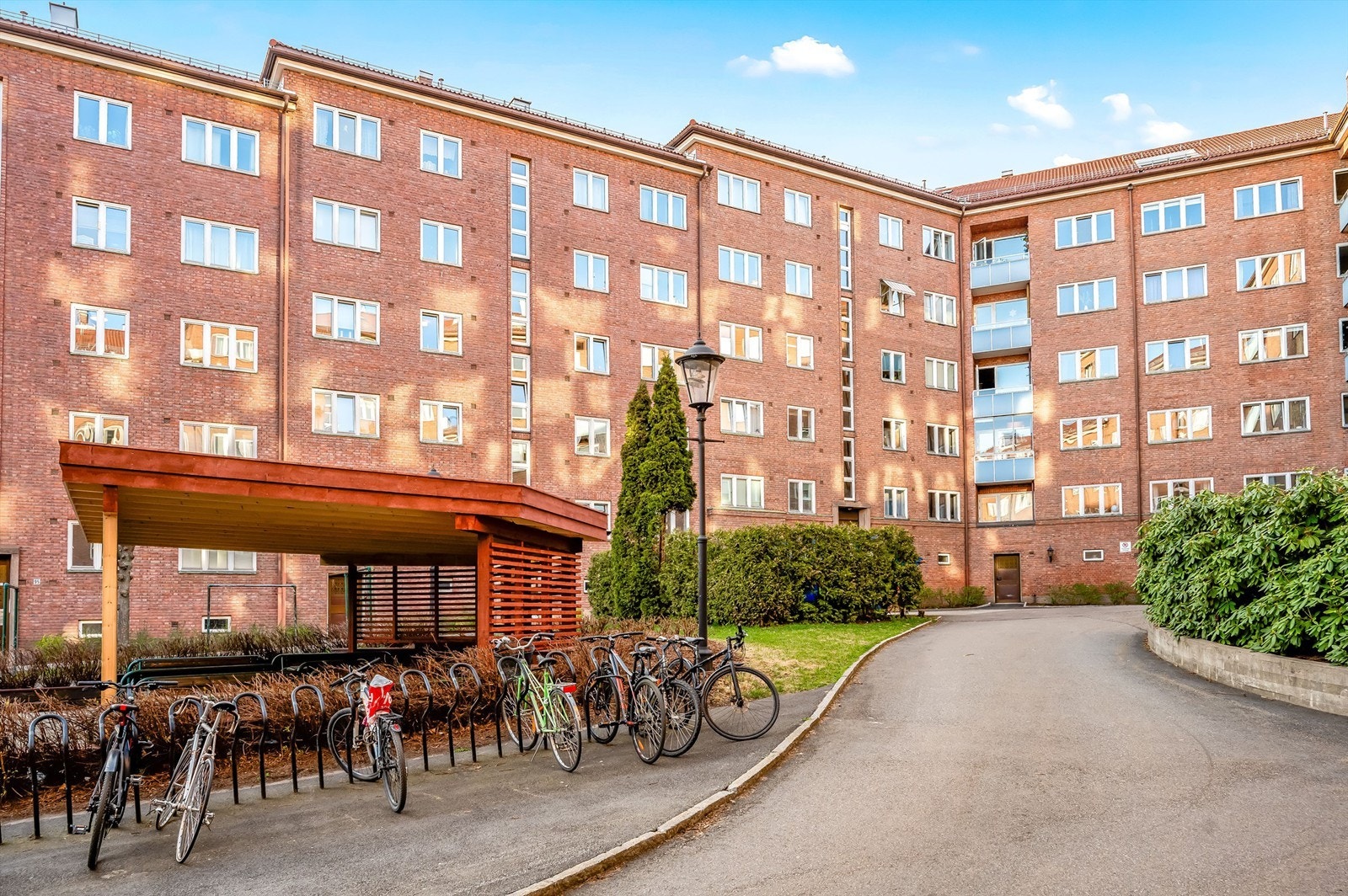 Felles sykkelparkering for borettslagets beboere. Galleribilde