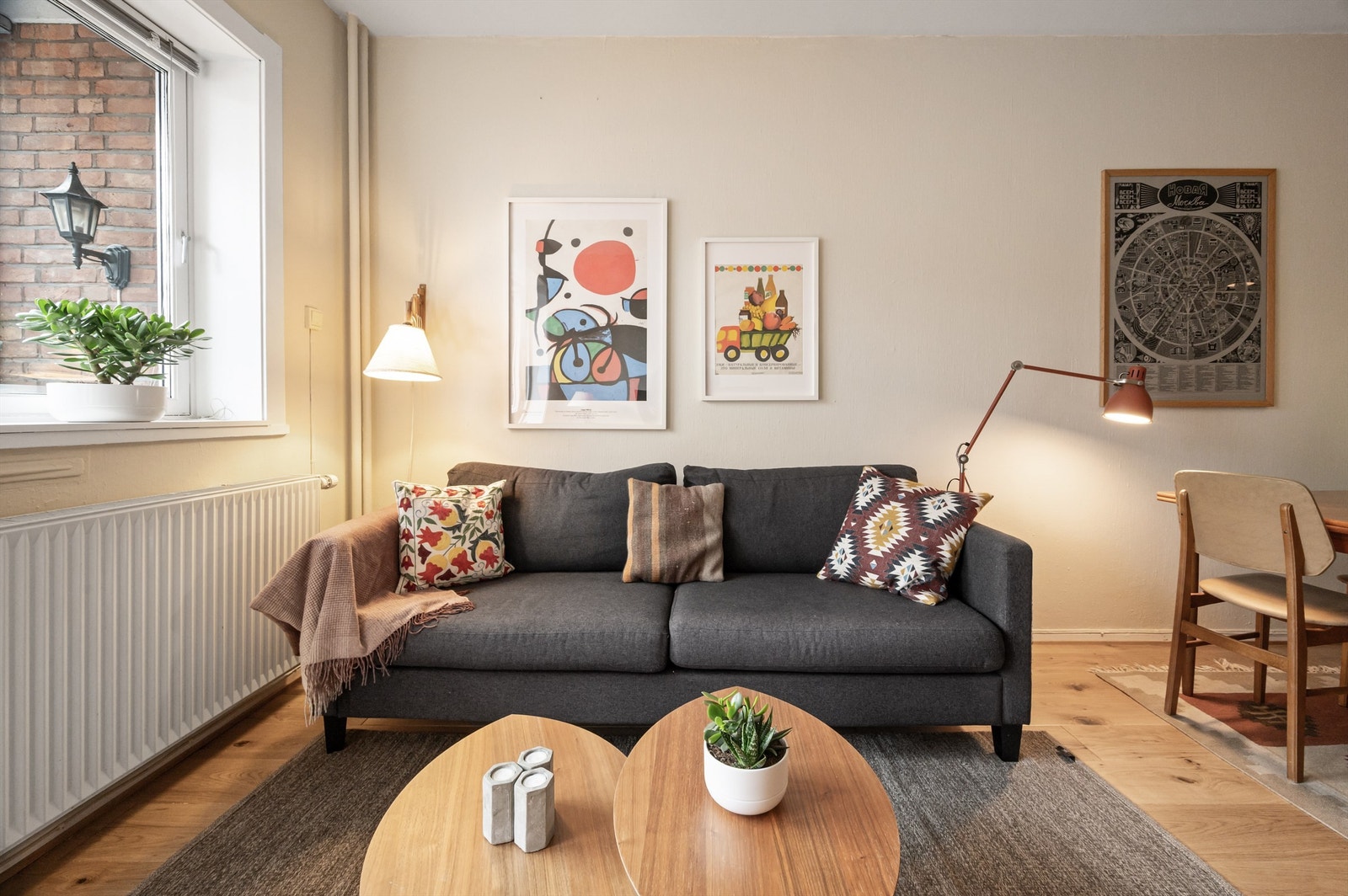 Lys og romslig stue med god planløsning som gjør det enkelt å innrede med sofa, salongbord, TV-sjenk og annet ønskelig møblement. Galleribilde