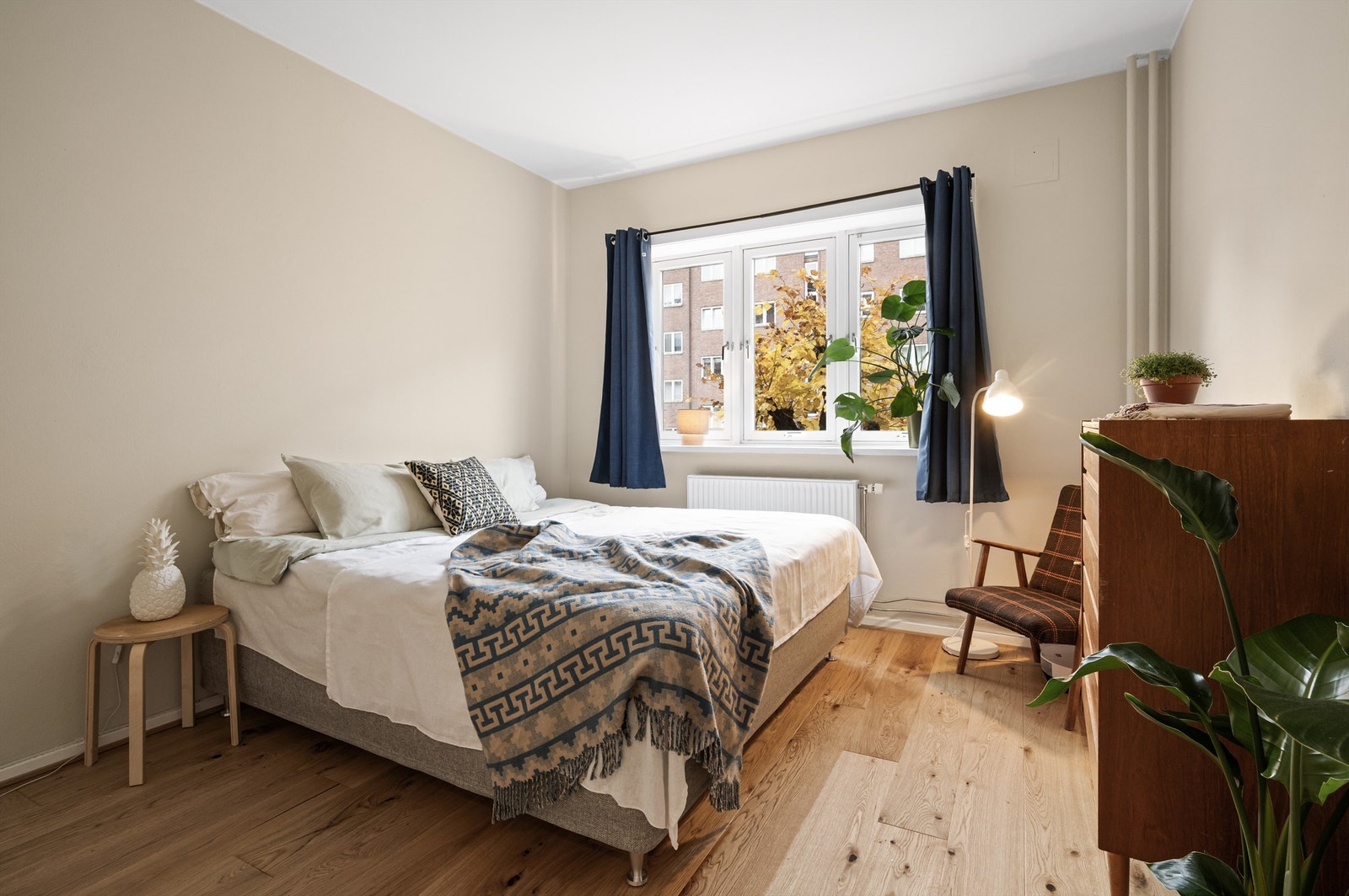 Soverommet er av god størrelse og kan enkelt innredes med dobbeltseng og tilhørende nattbord. Galleribilde