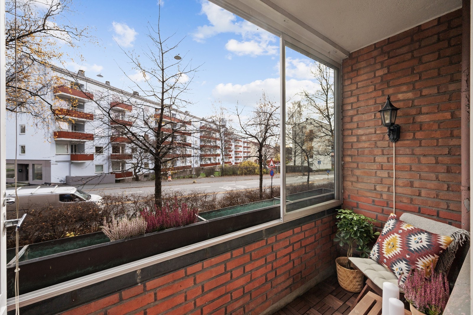 Balkongen er på 5 kvm og kan enkelt innredes med en hyggelig sittegruppe. Galleribilde