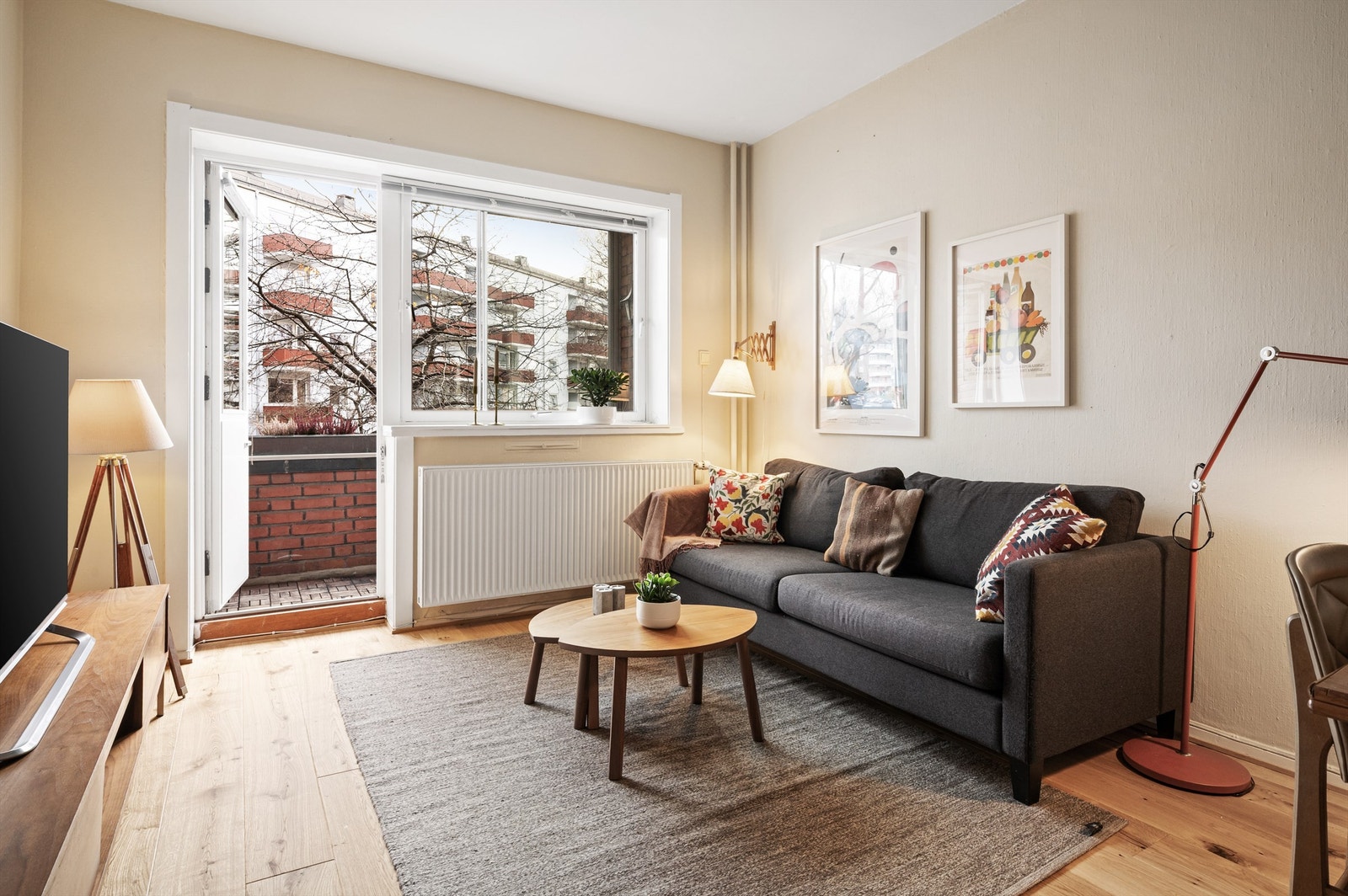 Store vindusflater slipper inn rikelig med lys og skaper en luftig atmosfære i stuen. Galleribilde