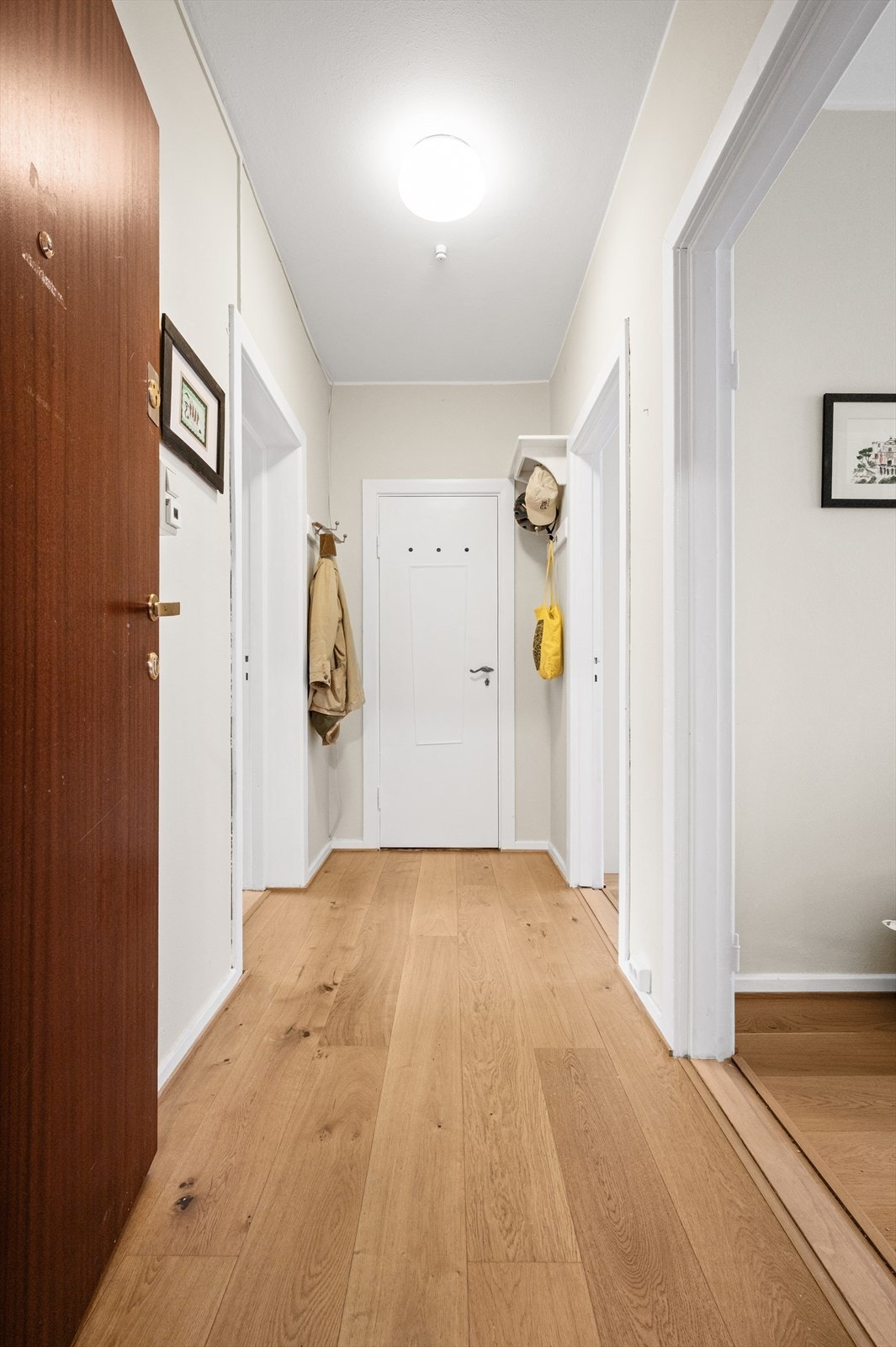 Her er det plass til å henge fra seg yttertøy og sette fra seg sko. Galleribilde