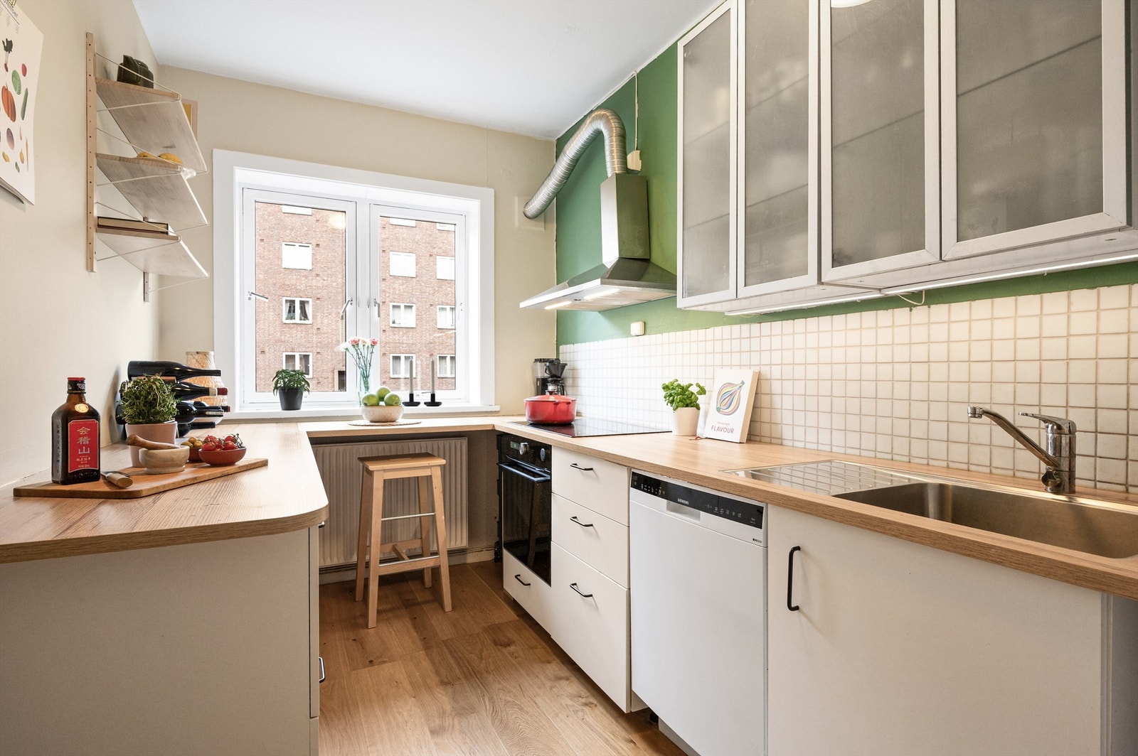 Integrert platetopp og stekeovn er installert, sammen med komfyrvakt og opplegg for oppvaskmaskin. Galleribilde