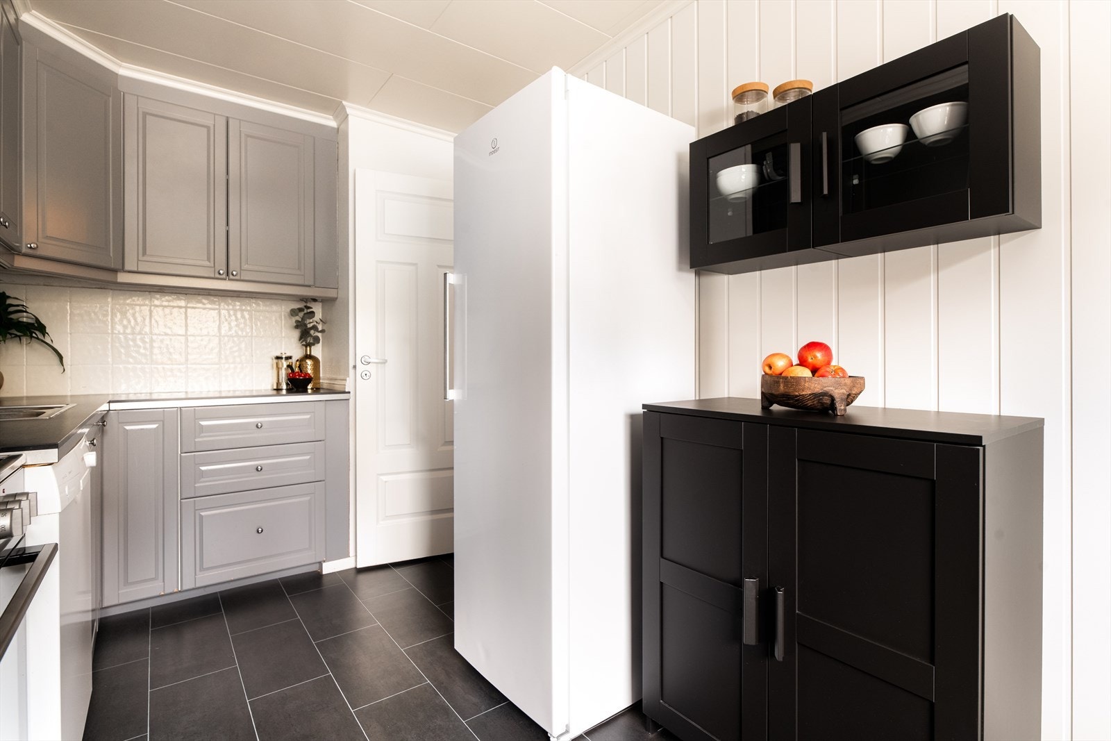 Innredningen består av over- og underskap samt vitrineskap. Det er avsatt plass til frittstående hvitevarer som komfyr, oppvaskmaskin og kjøleskap. Galleribilde