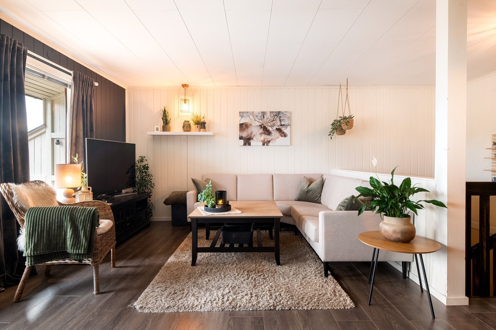 Rekkehuset fordeler seg over to plan og inneholder blant annet romslig stue, flislagt bad/ vaskerom, pent kjøkken og to soverom. Galleribilde