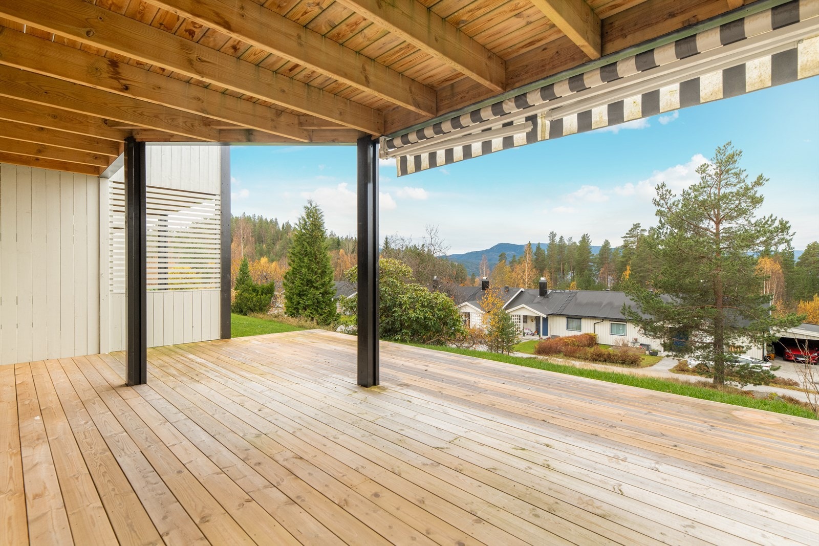 Terrassen er romslig med god plass til diverse utemøblement. Galleribilde