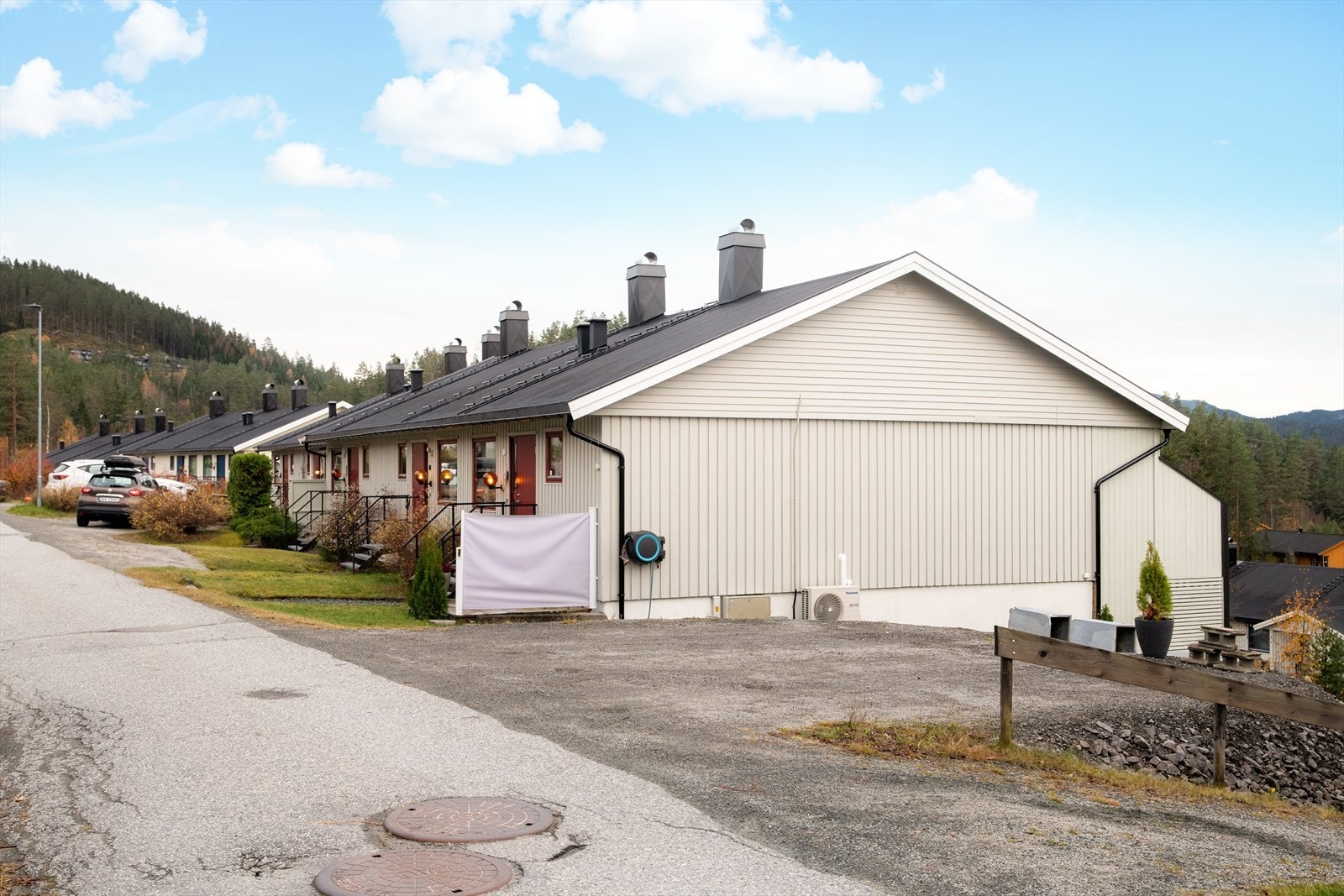 Rekkehusleiligheten disponerer to parkeringsplasser som er opparbeidet ved siden av leiligheten. Galleribilde