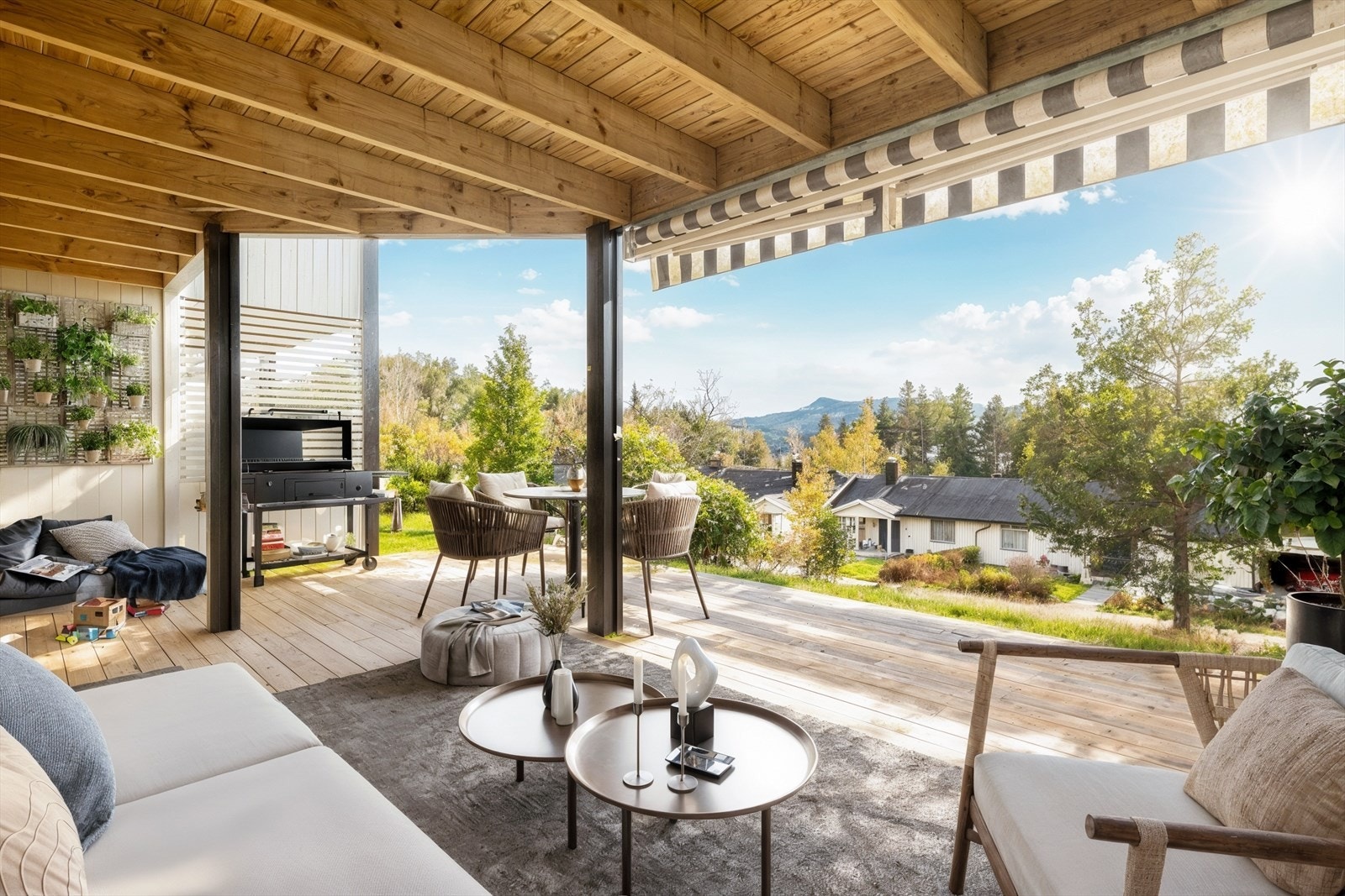 Uteområdet er pent opparbeidet med platting ved inngangsparti, romslig veranda med glassrekkverk ut fra stue i 1. etg og markterrasse i underetasjen. (Digitalmøblering). Galleribilde