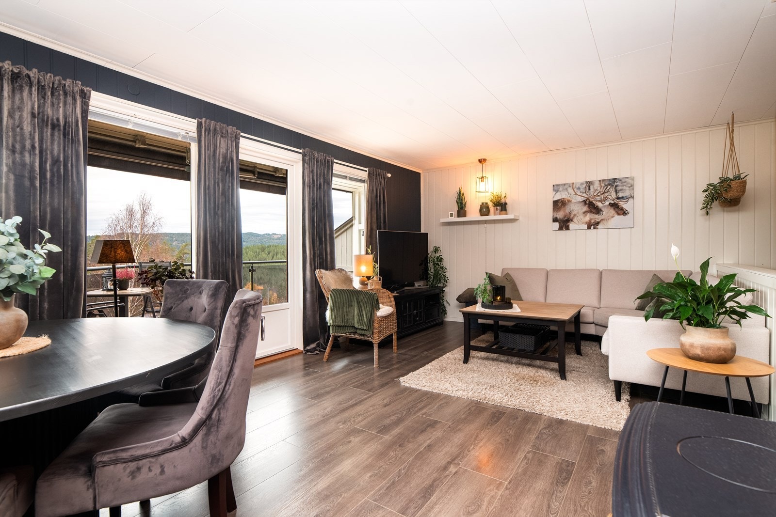 Stuen har flere gode vindusflater som slipper inn rikelig med naturlig lys. Galleribilde