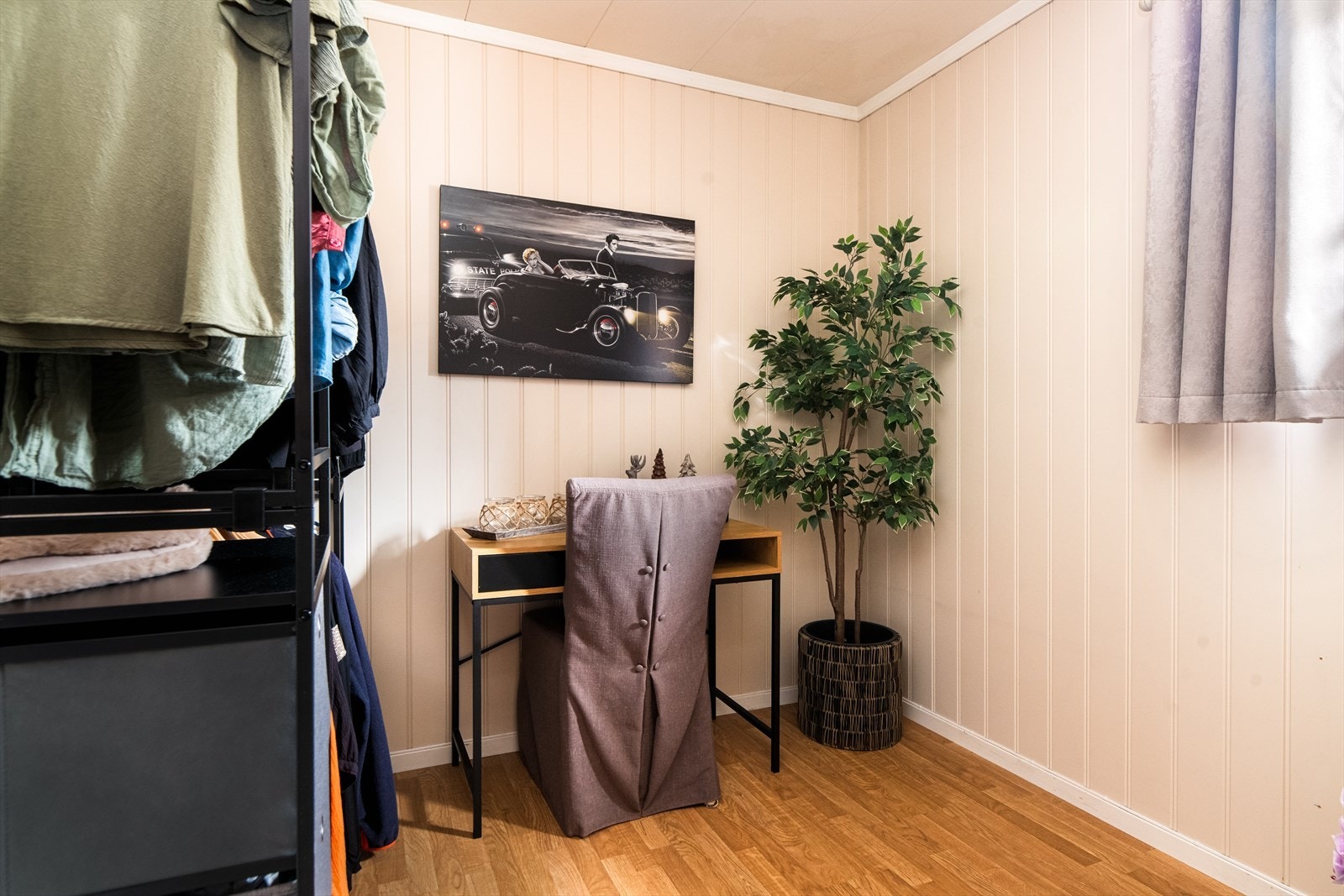 I 1. etasje er bod innredet som soverom uten at dette er søkt om og uten at nødvendig godkjennelse er gitt av kommunen. Bygningskyndige opplyser at det er for lite vindu til å være godkjent lysforhold. Galleribilde