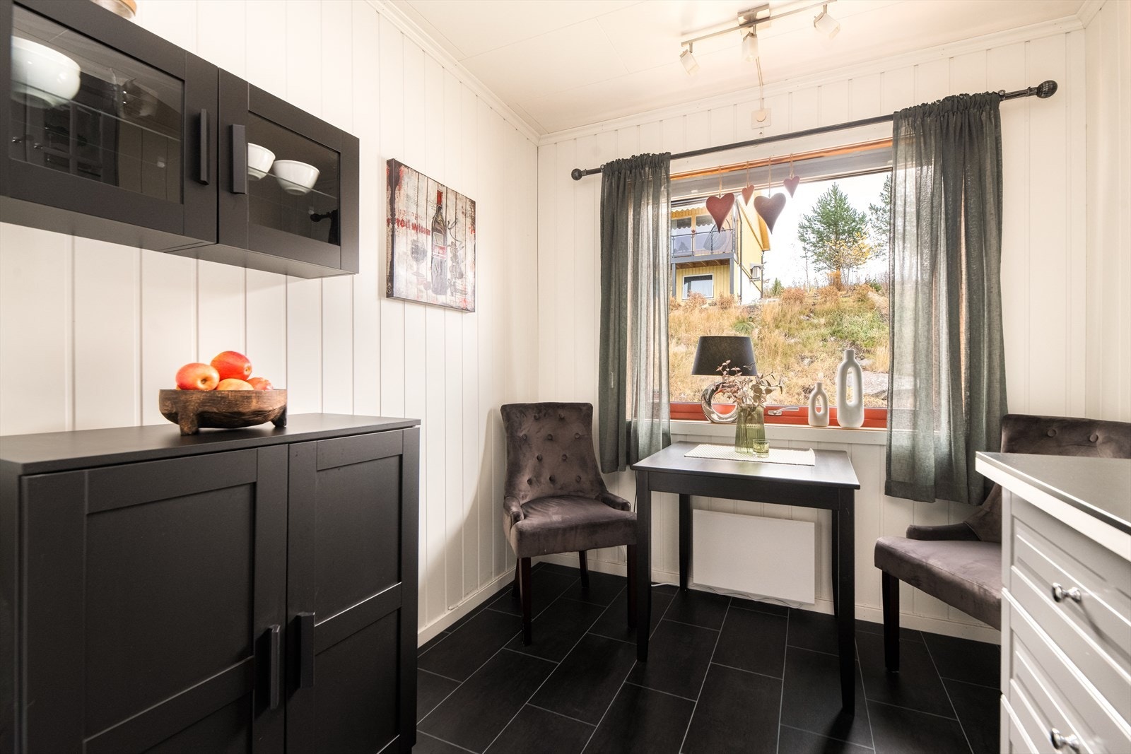 I forbindelse med vinduet på kjøkkenet er det fin plass til et lite spisebord og stoler. Galleribilde