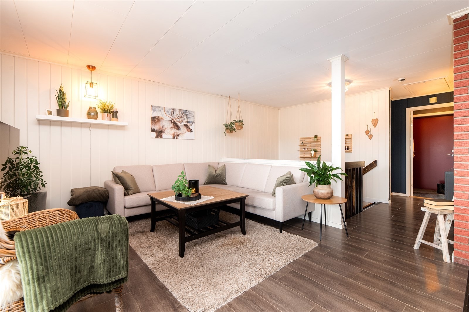 Lys og romslig stue med god plass til både sofagruppe og spisestuemøblement. Galleribilde