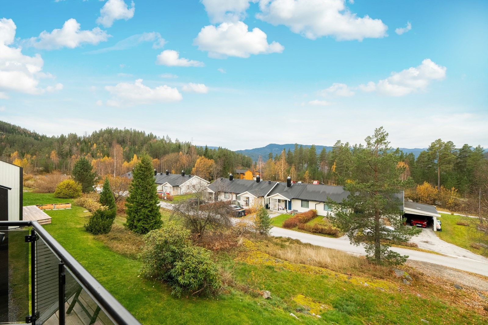 Verandaen er ny i 2023 og fremstår lun og god med delvis takoverbygg, levegger på sidene og glassrekkverk. Galleribilde