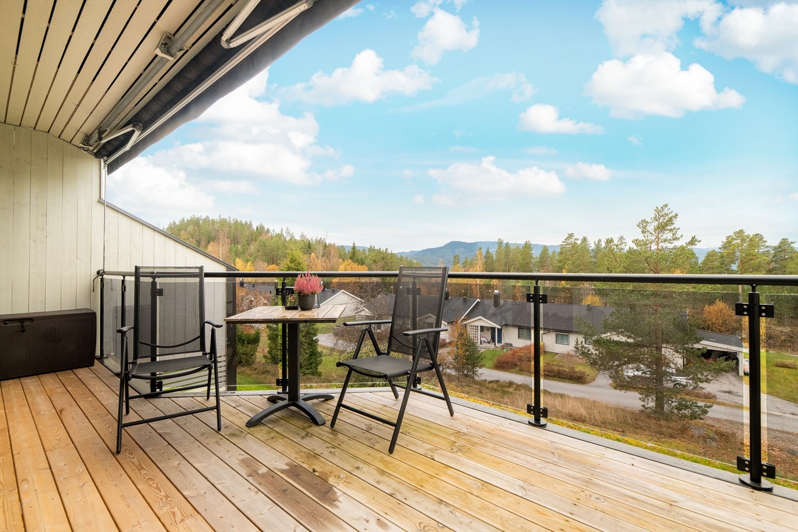 Innholdsrik og velholdt rekkehusleilighet som ligger fint til i enden av rekken med flott uteareal og solrik beliggenhet. Galleribilde