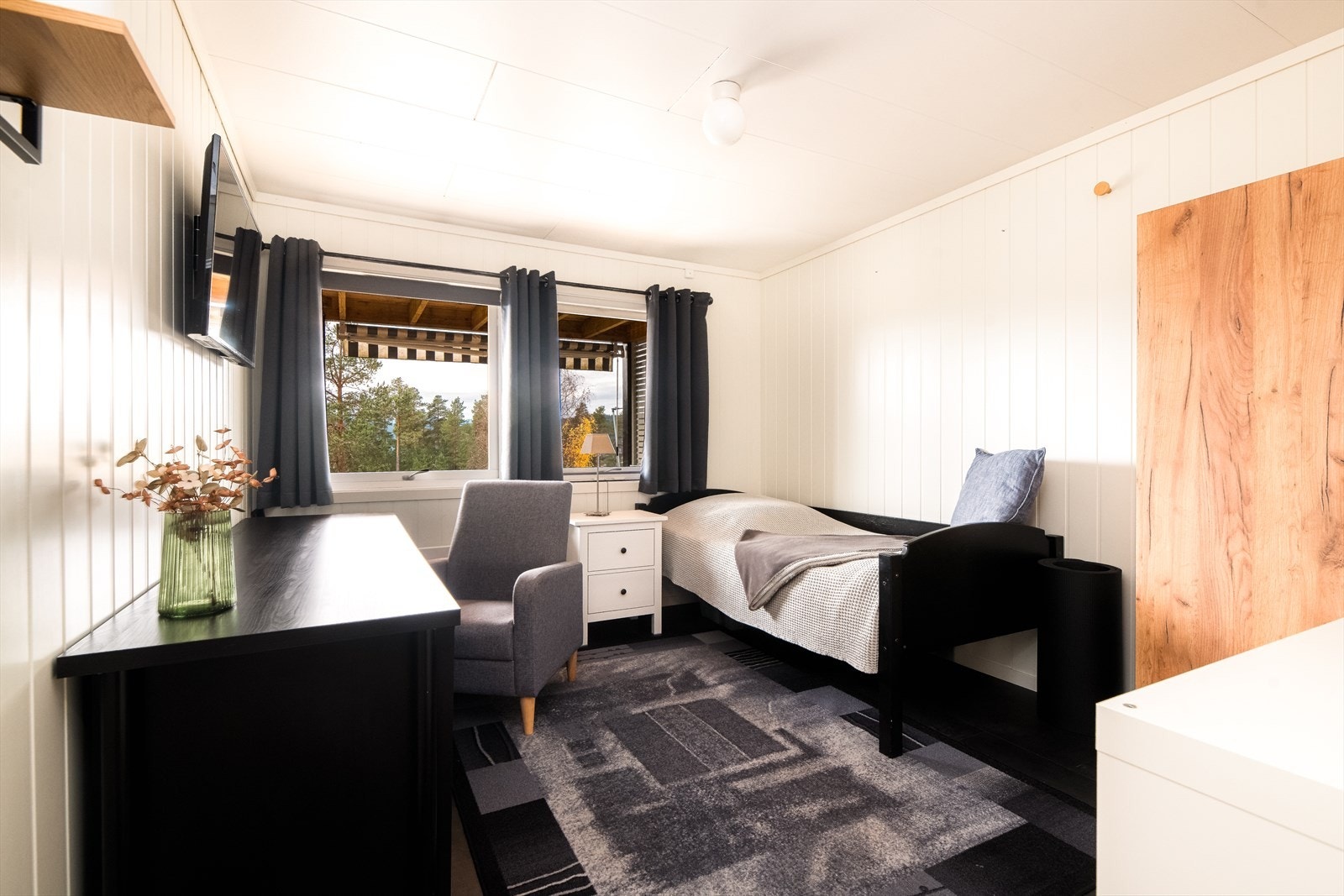 Overflater på soverommene består av laminat på gulv, malte MDF- plater på vegg og himlingsplater. Galleribilde