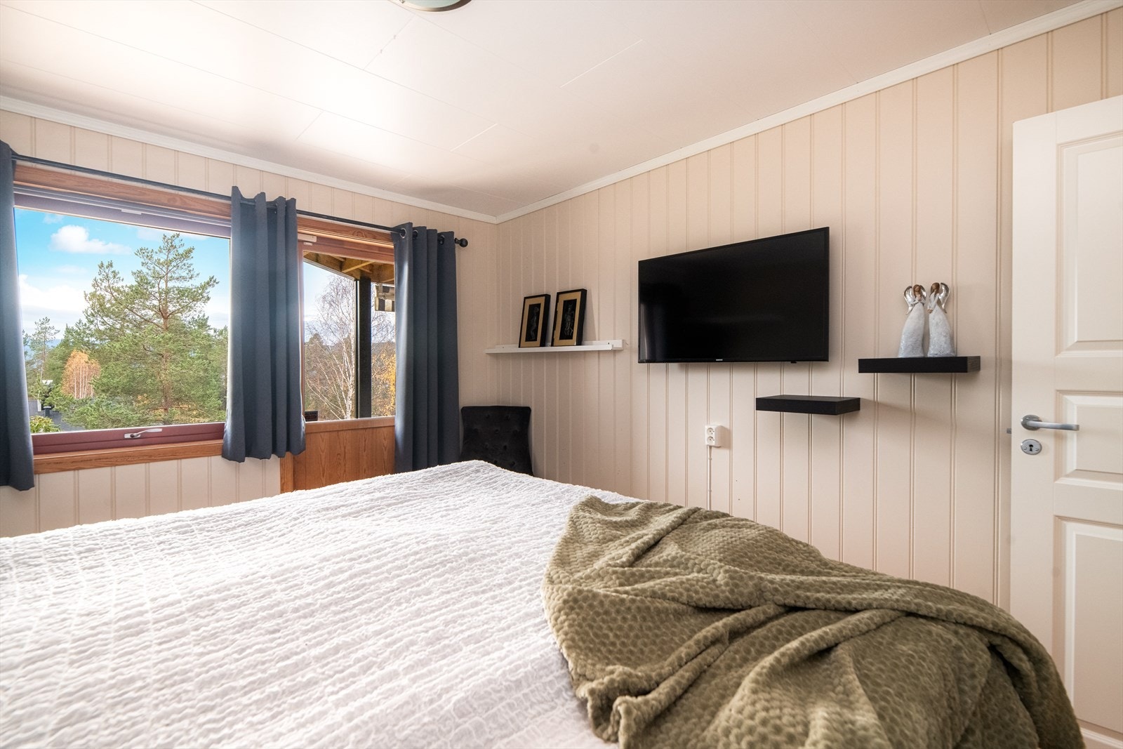 Fra ett av soverommene er det utgang til markterrasse fra 2024. Galleribilde